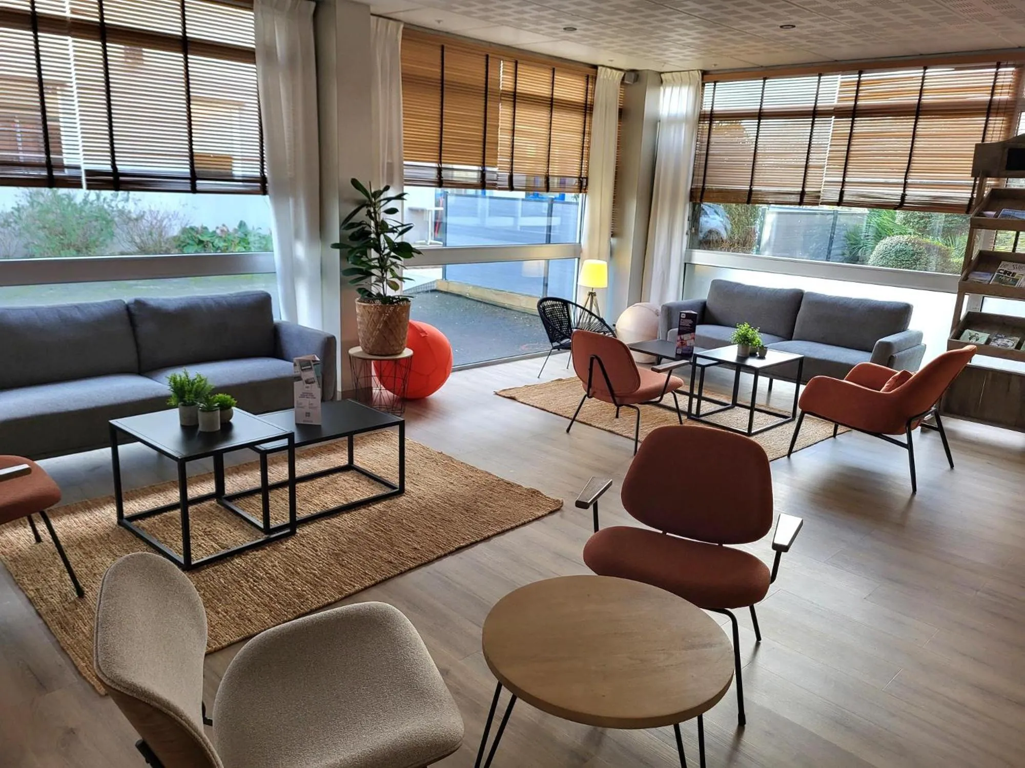 Communal lounge/ TV room in ibis Saint Brieuc Yffiniac