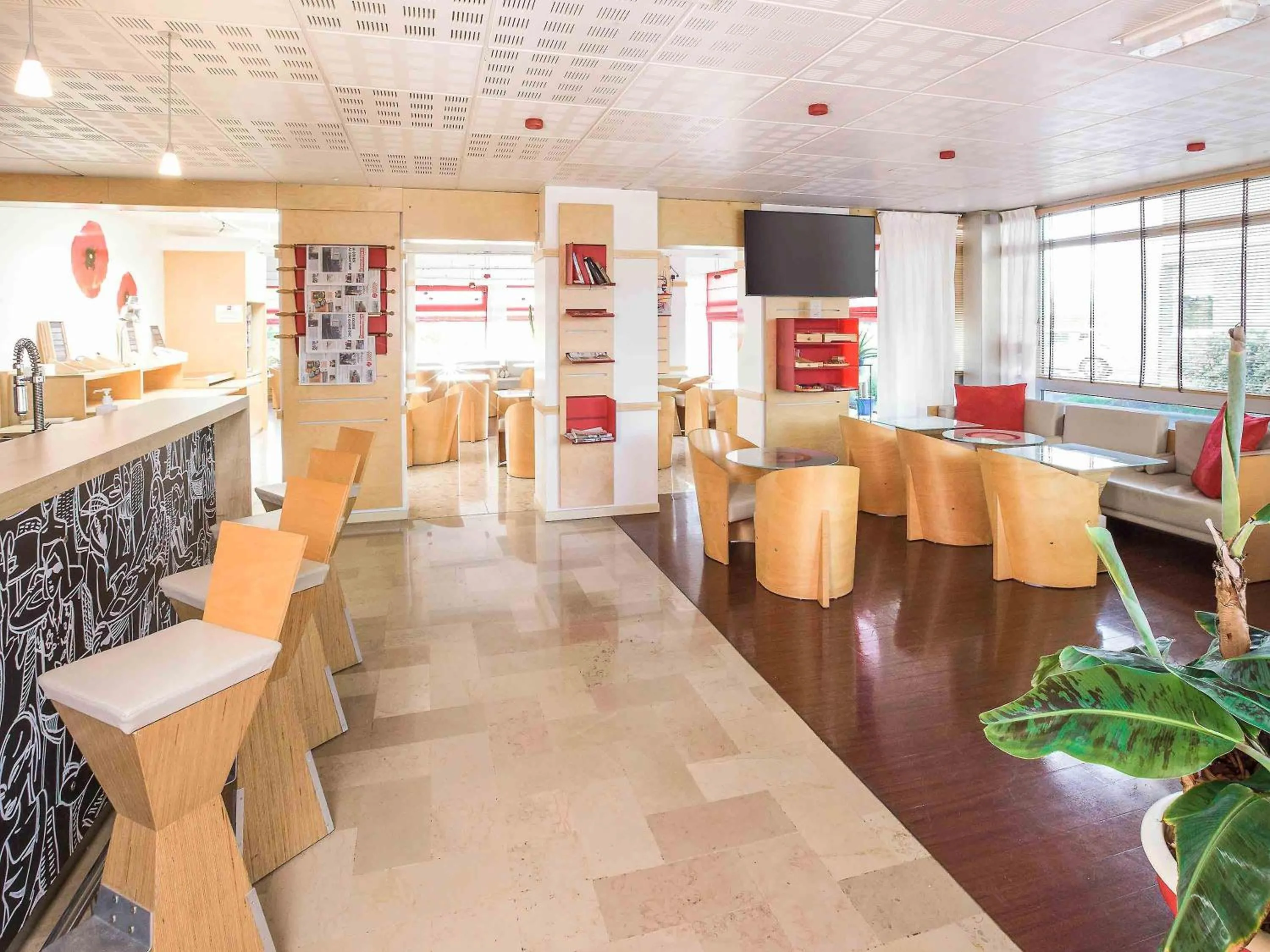 Lounge or bar in ibis Saint Brieuc Yffiniac