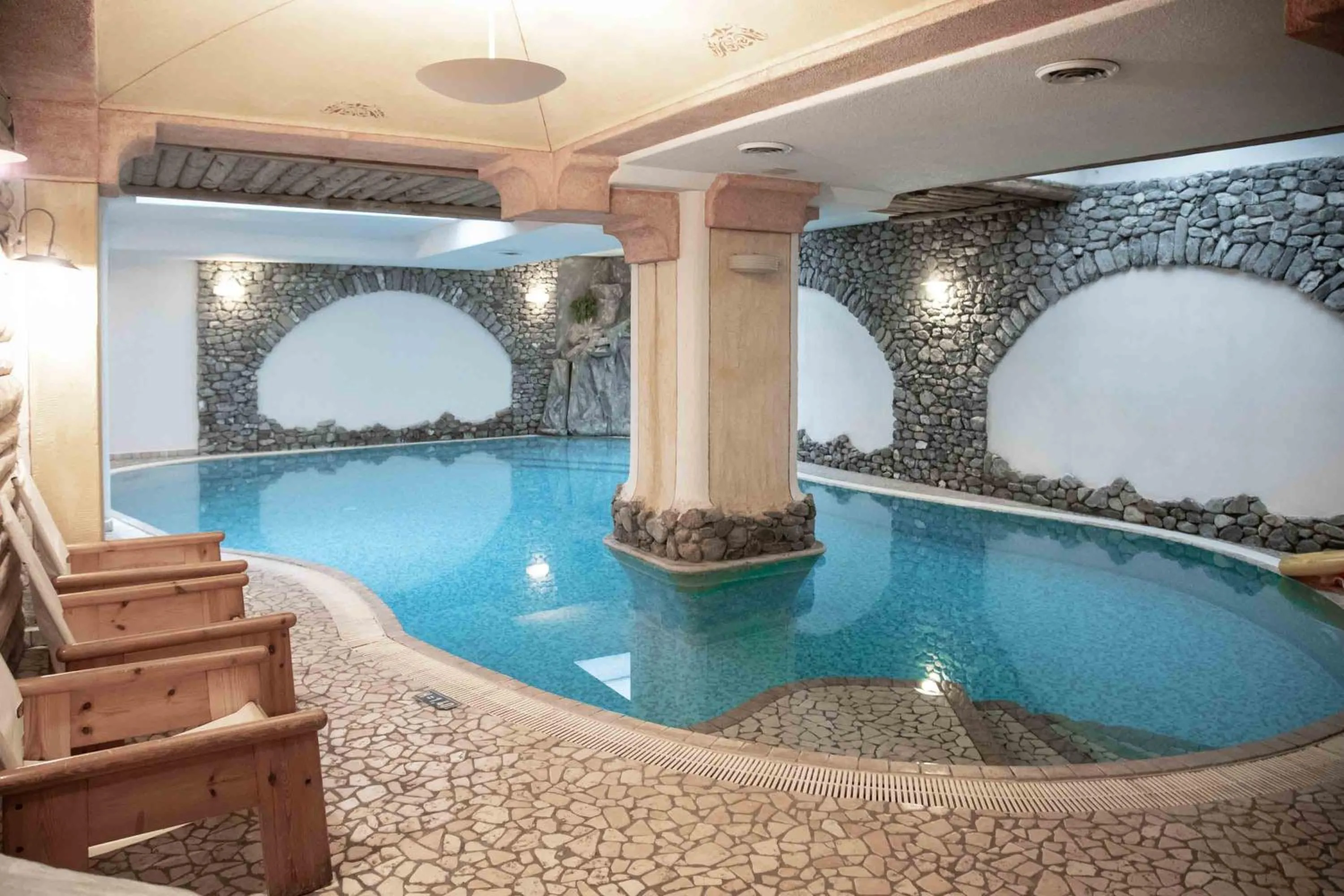 Swimming Pool in Hotel Helvetia