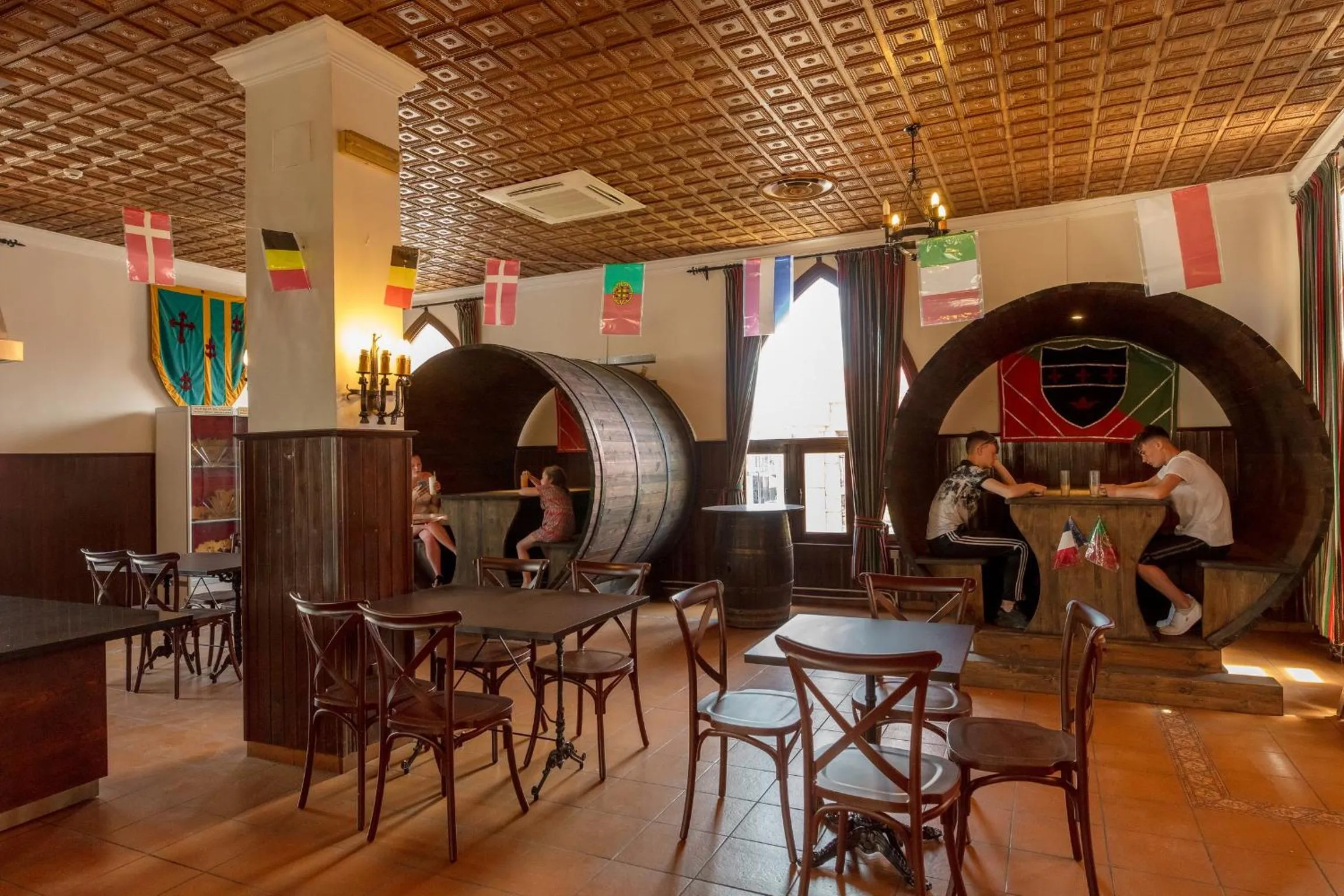 Restaurant/places to eat in Magic Robin Hood