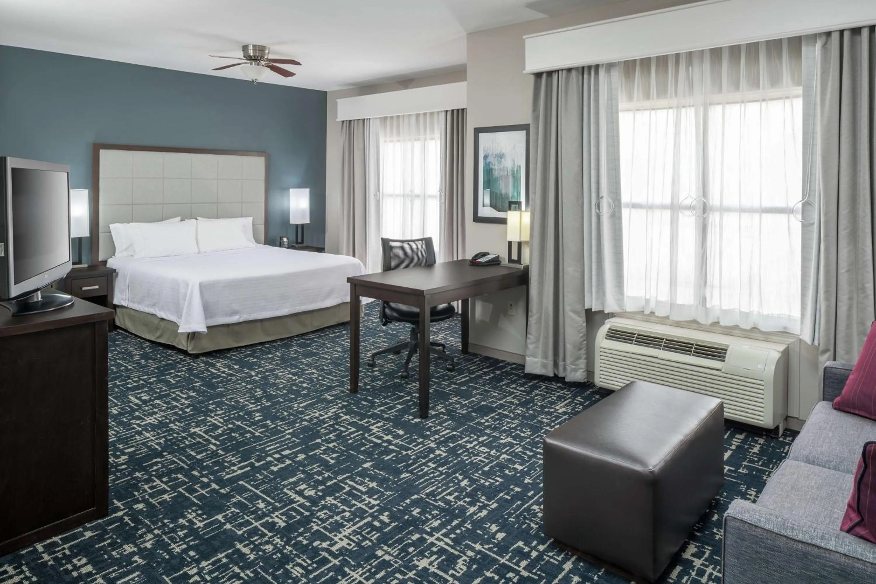 Bedroom, Bed in Homewood Suites by Hilton Cedar Rapids-North