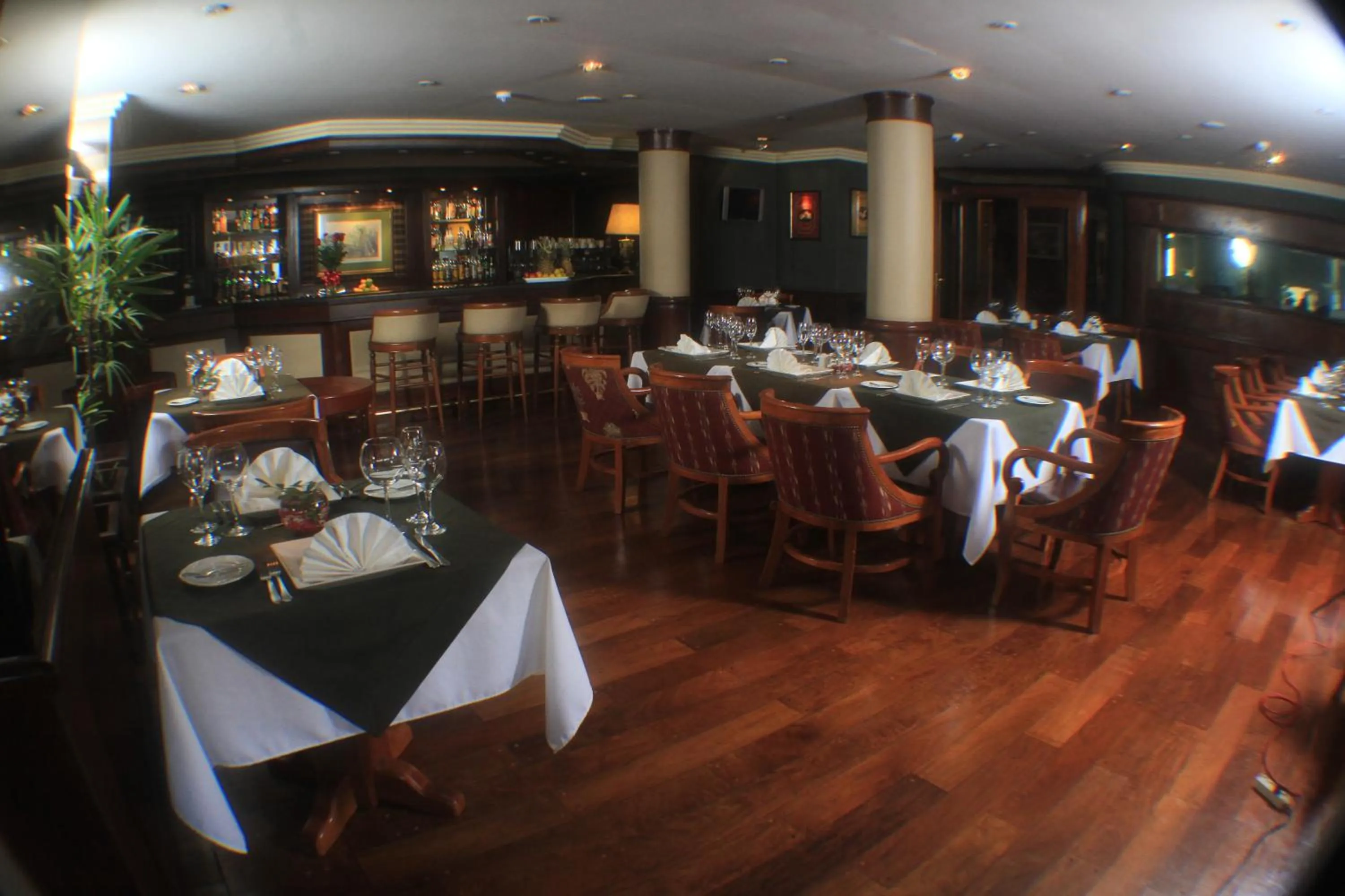 Restaurant/places to eat in Premier Hill Suites Hotel