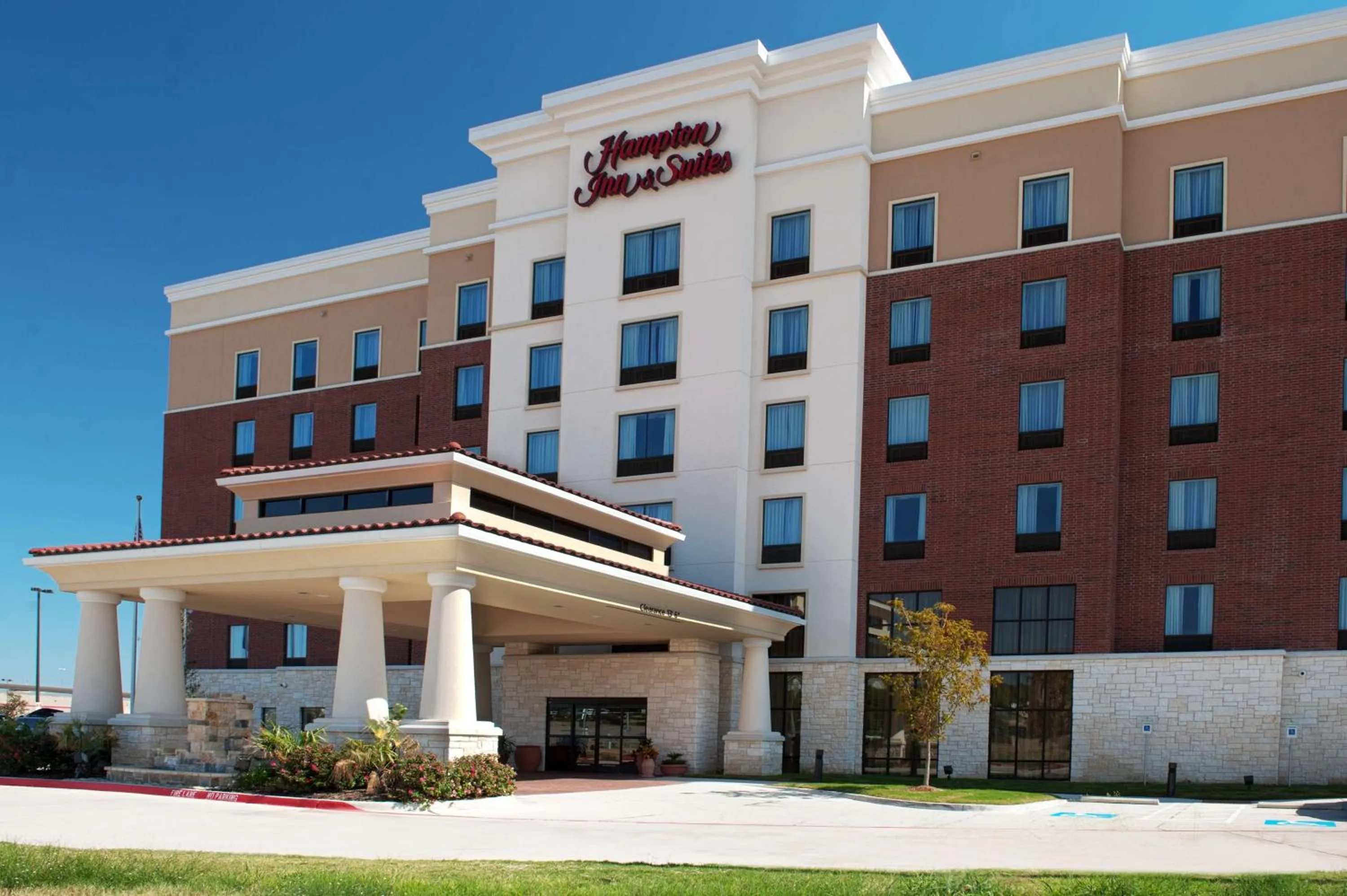 Property building in Hampton Inn and Suites Dallas/Lewisville-Vista Ridge Mall