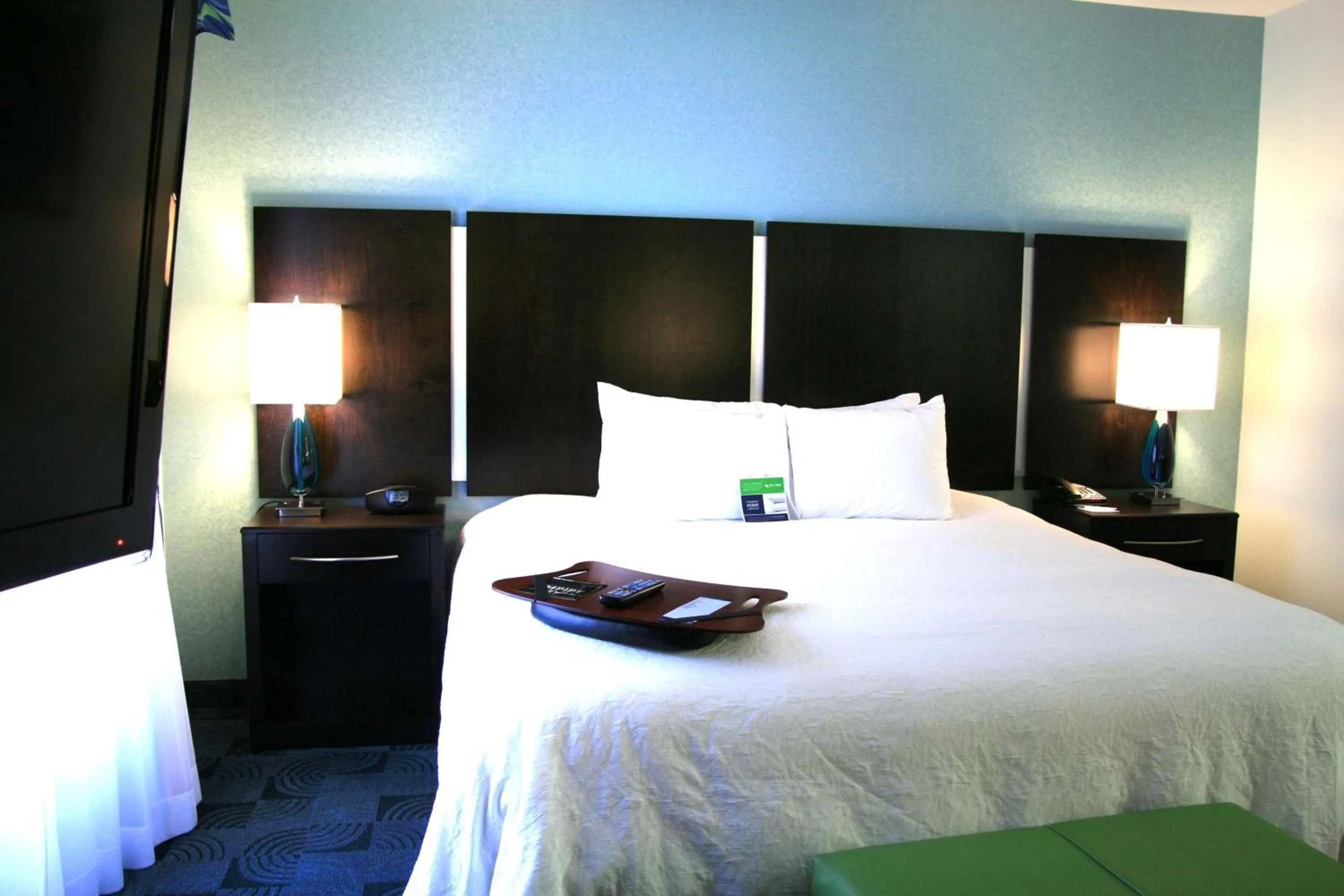 Bed in Hampton Inn and Suites Dallas/Lewisville-Vista Ridge Mall
