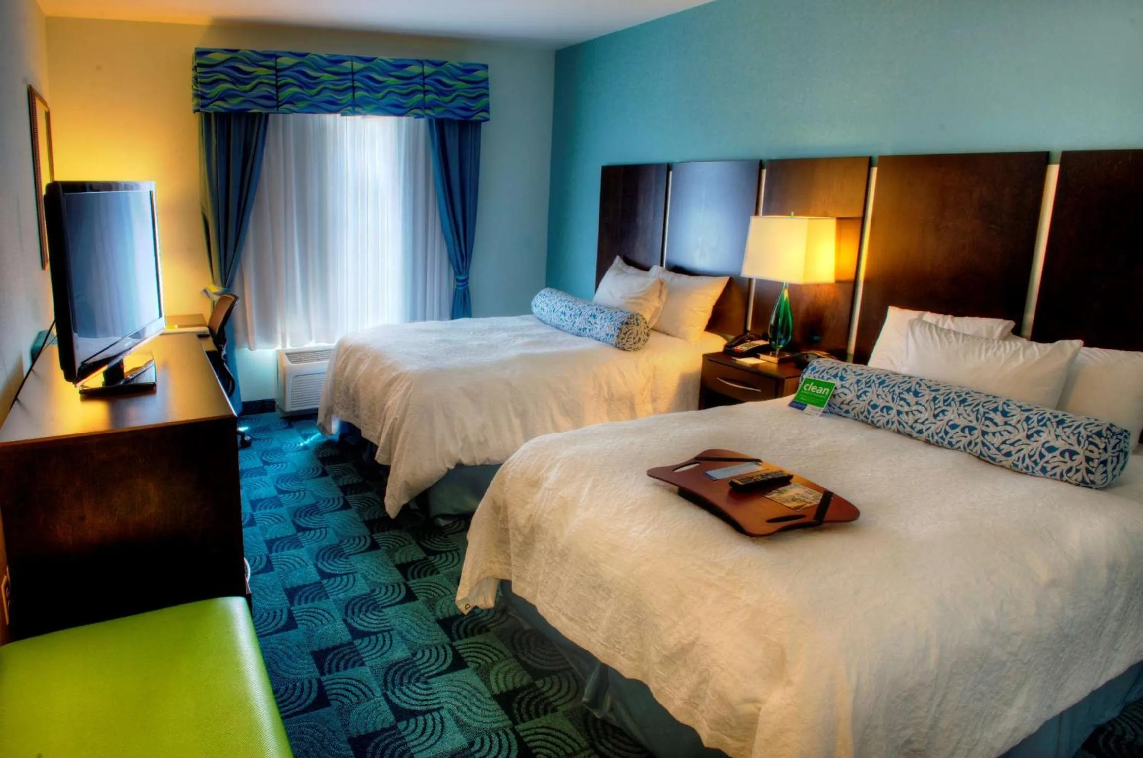 Bed in Hampton Inn and Suites Dallas/Lewisville-Vista Ridge Mall