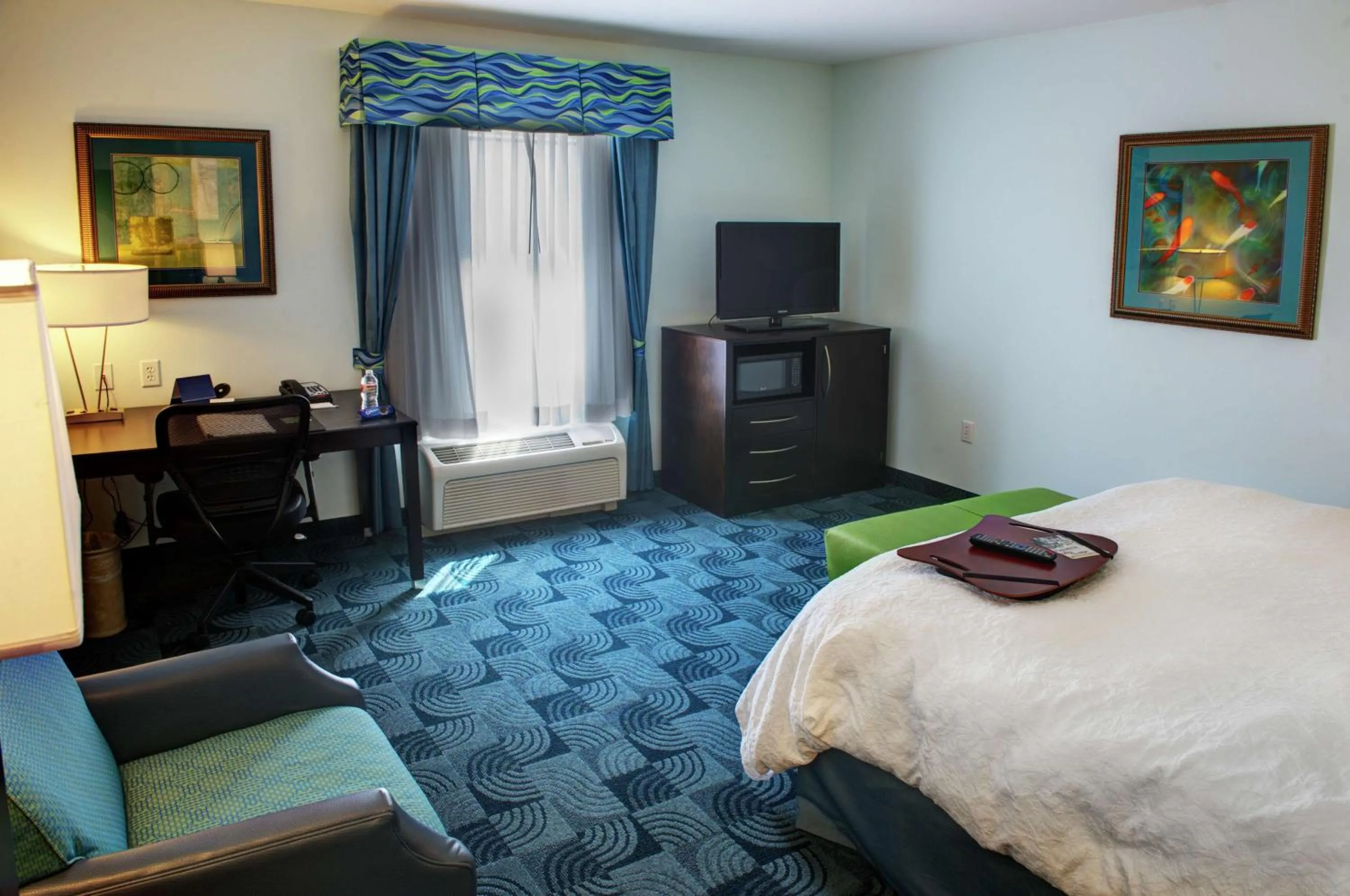 Bed in Hampton Inn and Suites Dallas/Lewisville-Vista Ridge Mall