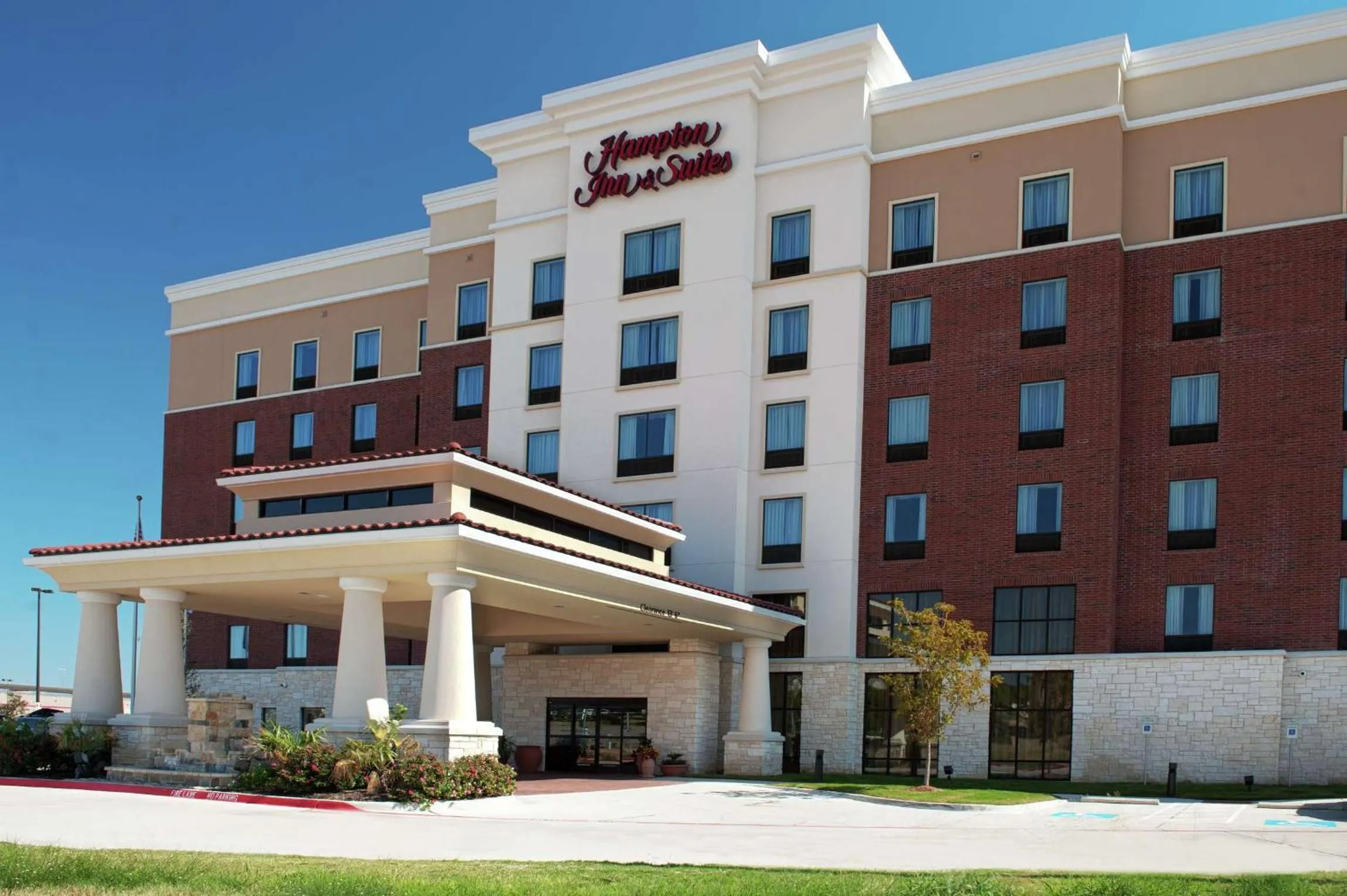 Property building in Hampton Inn and Suites Dallas/Lewisville-Vista Ridge Mall
