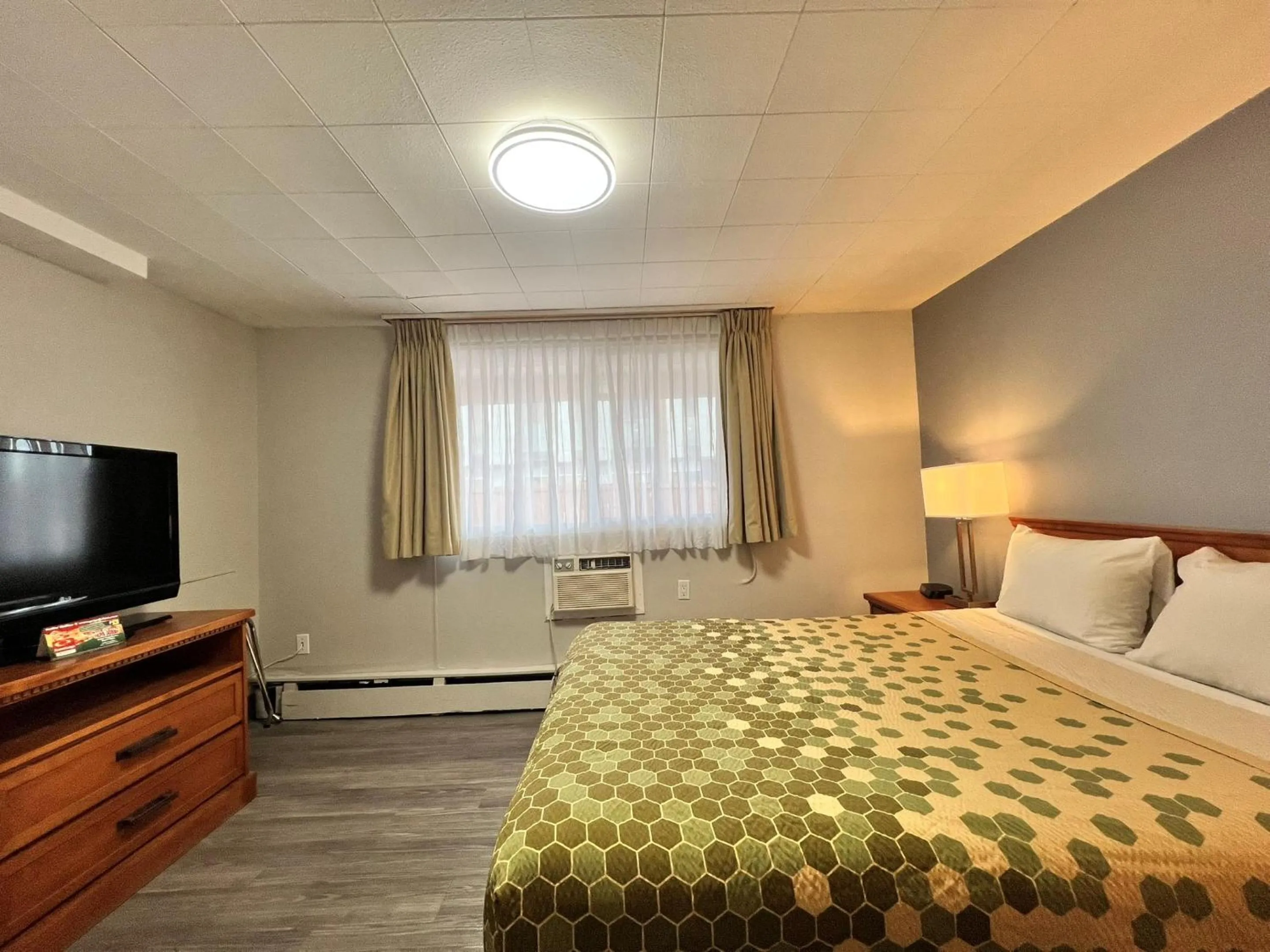 Bed in Econo Lodge Motel Village