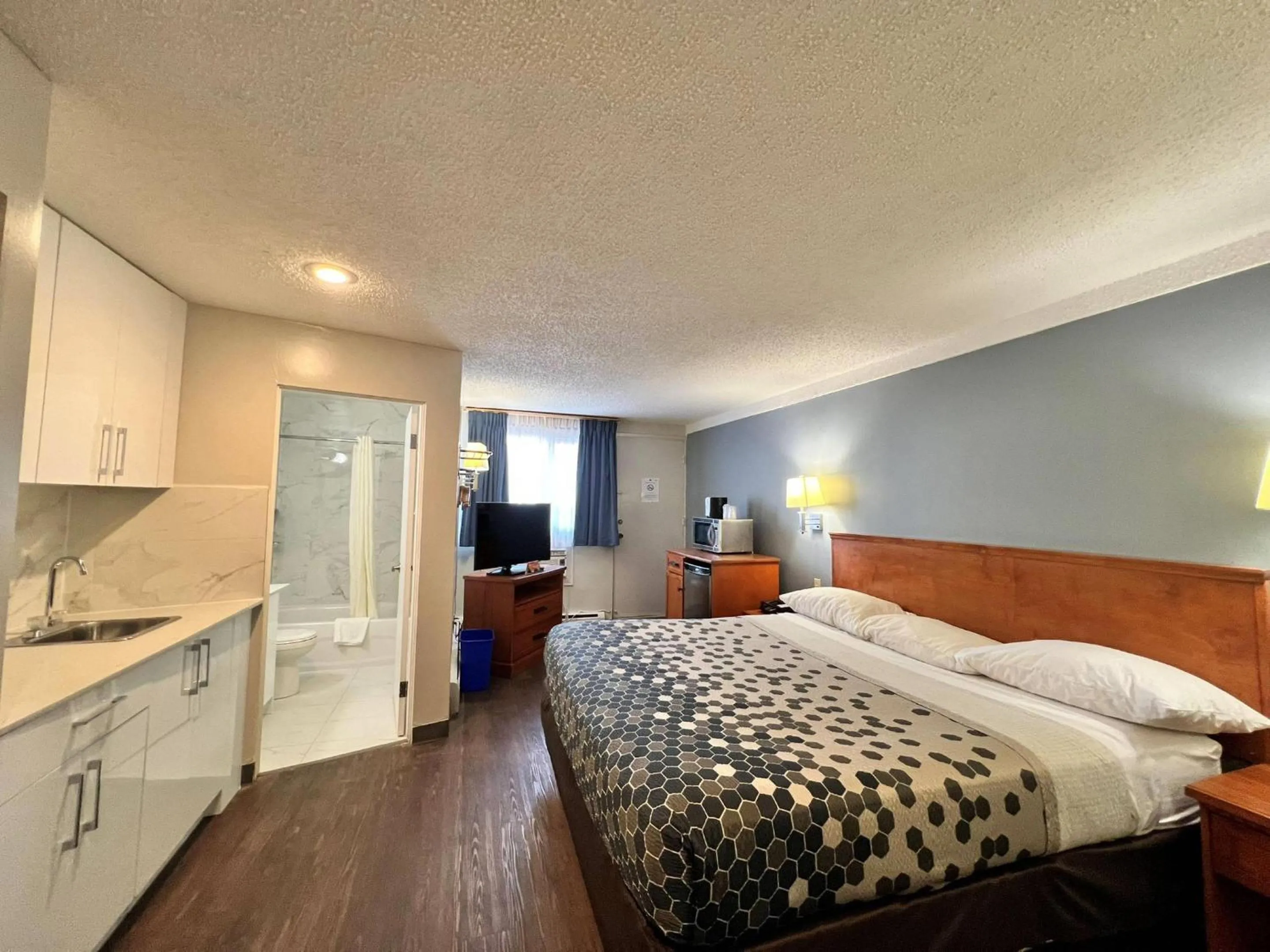 Bedroom, Bed in Econo Lodge Motel Village