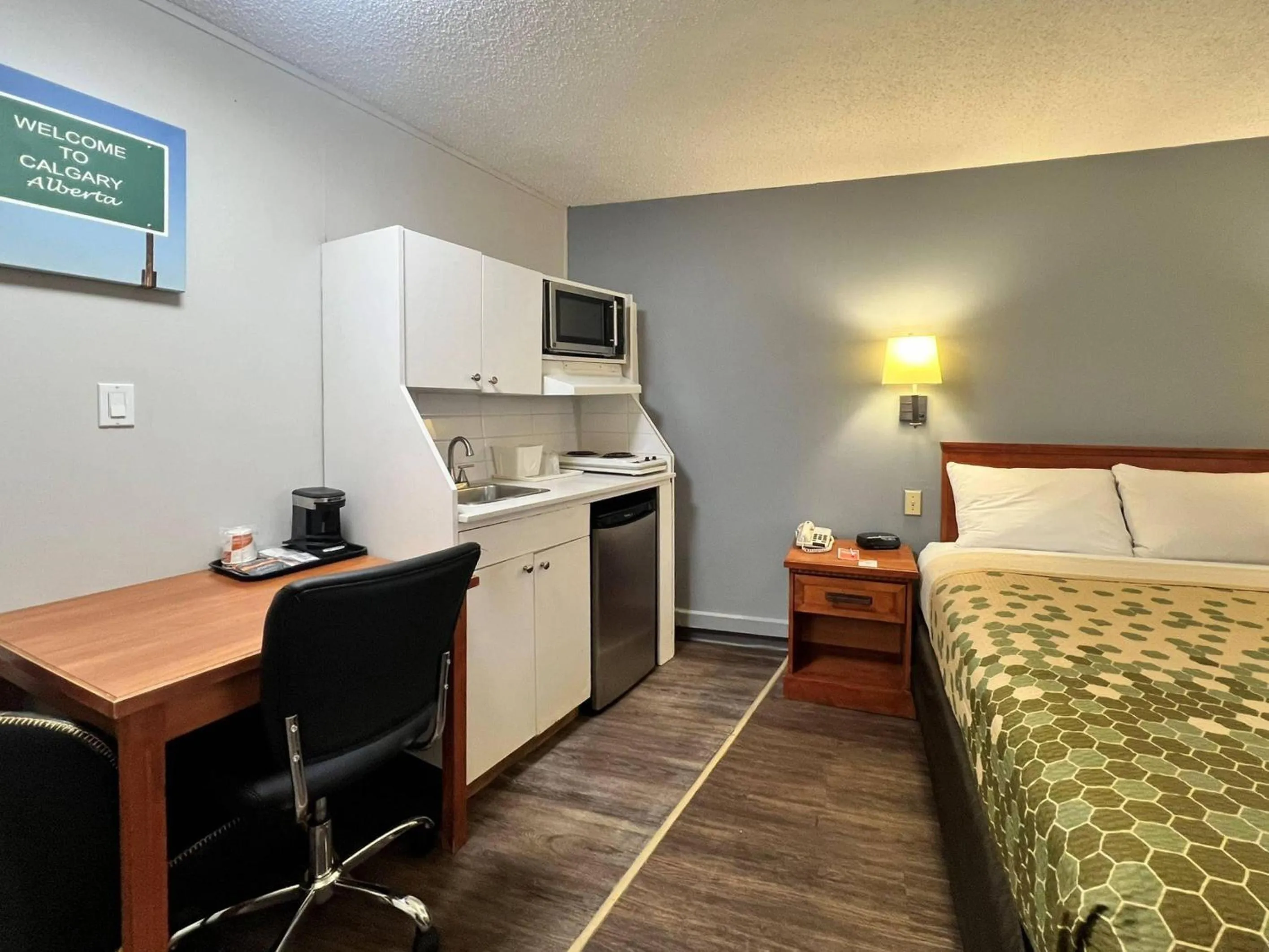 Bedroom, Bed in Econo Lodge Motel Village