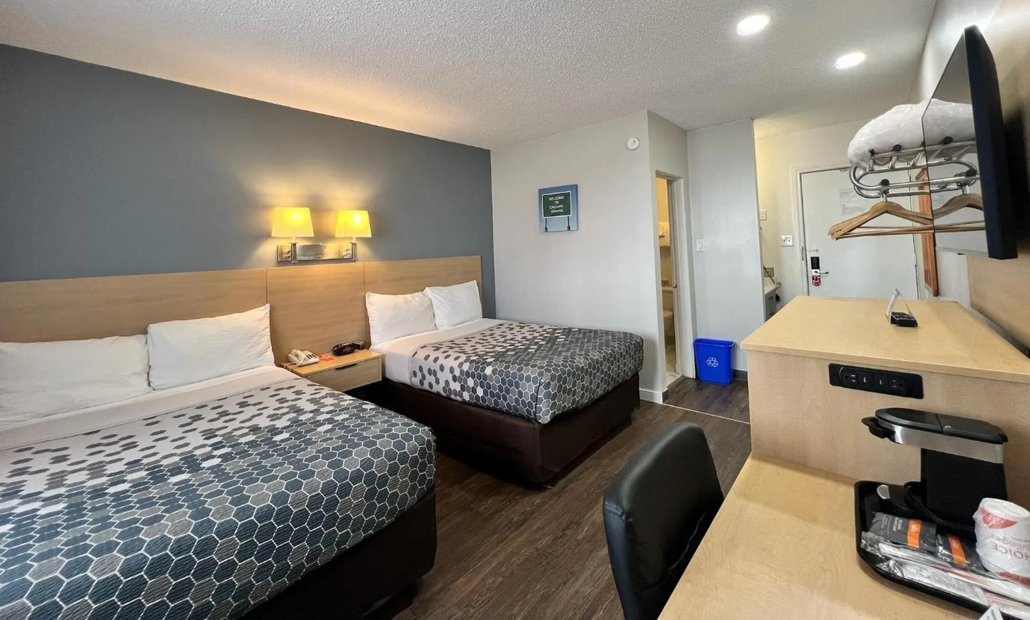 Bed in Econo Lodge Motel Village