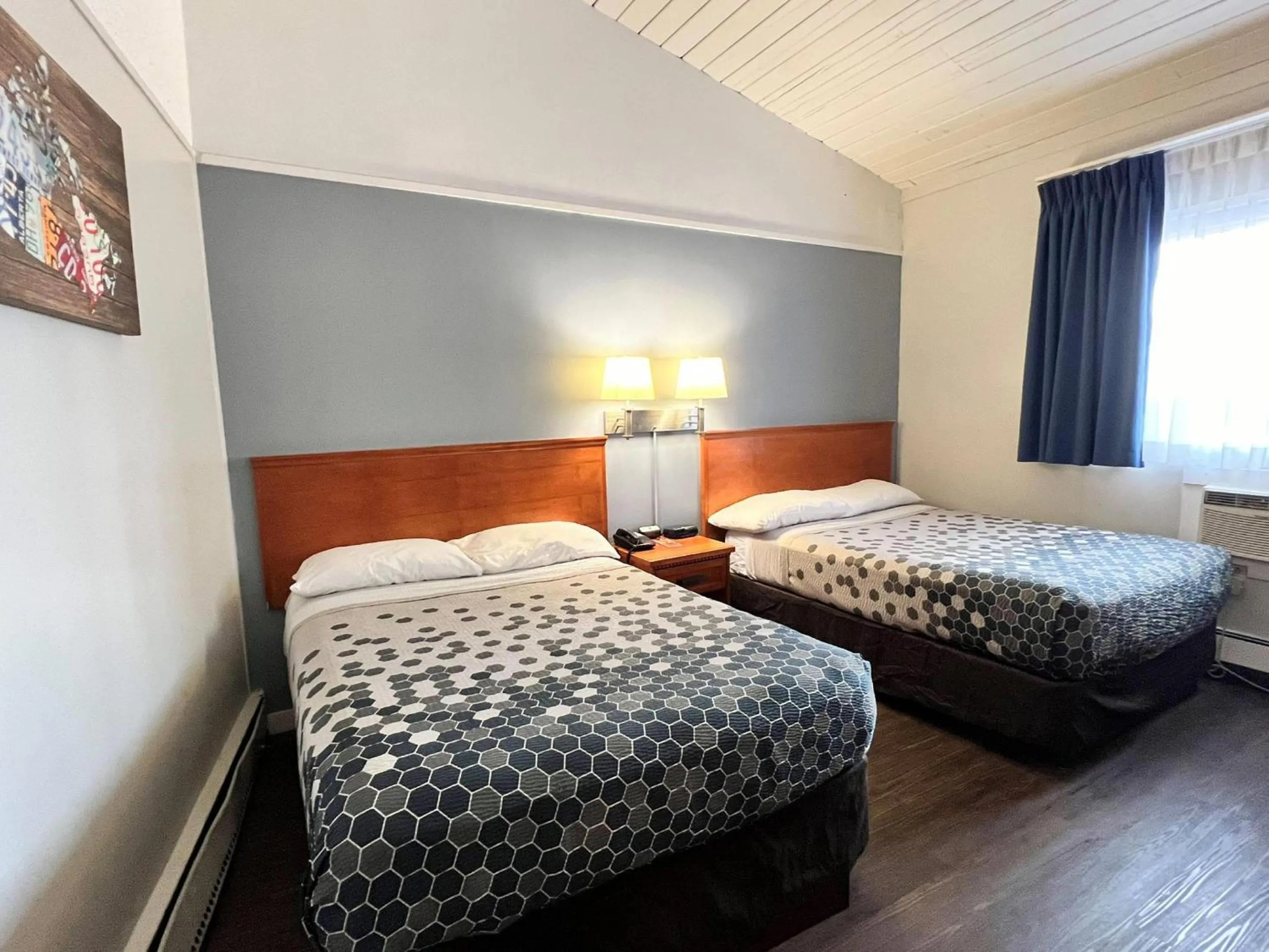 Bedroom, Bed in Econo Lodge Motel Village