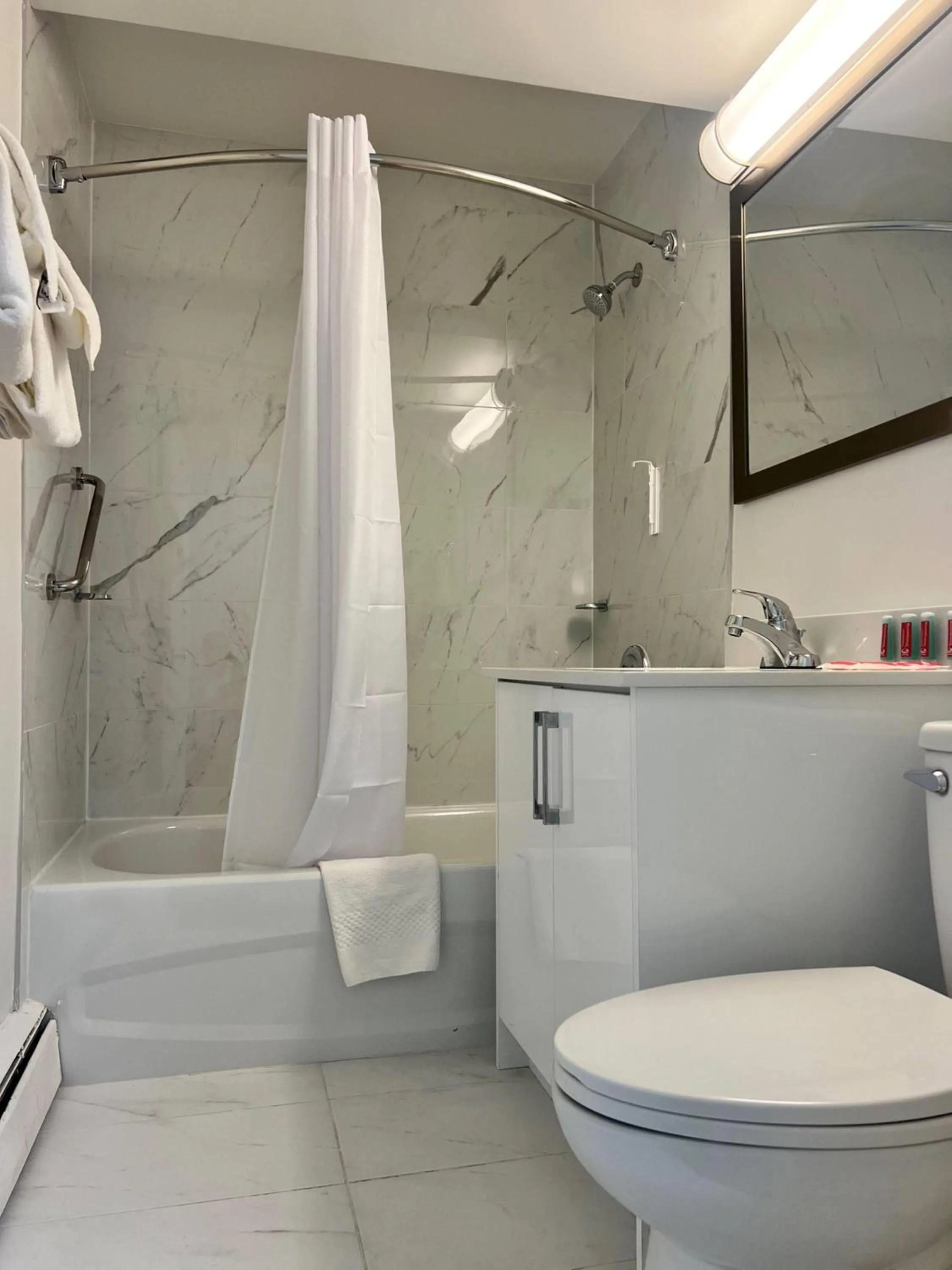 Bedroom in Econo Lodge Motel Village