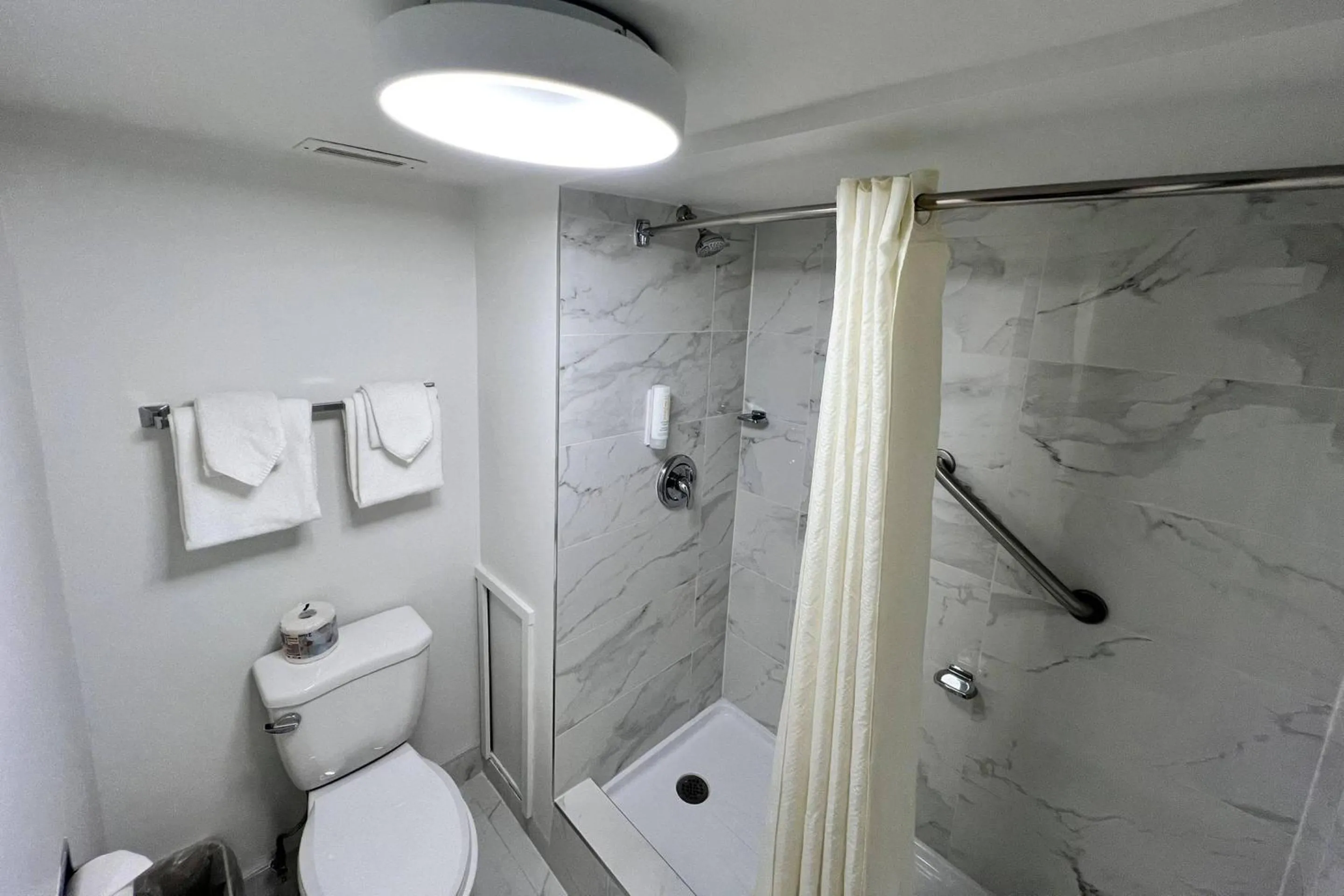 Bedroom in Econo Lodge Motel Village