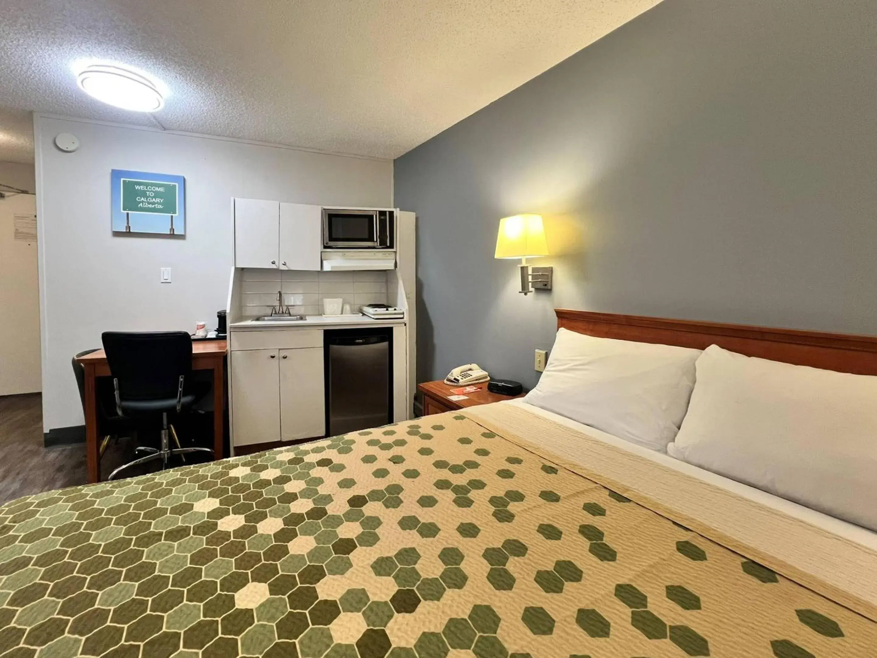 Queen Room - Non-Smoking in Econo Lodge Motel Village Queen Room - Non-Smoking in Econo Lodge Motel Village