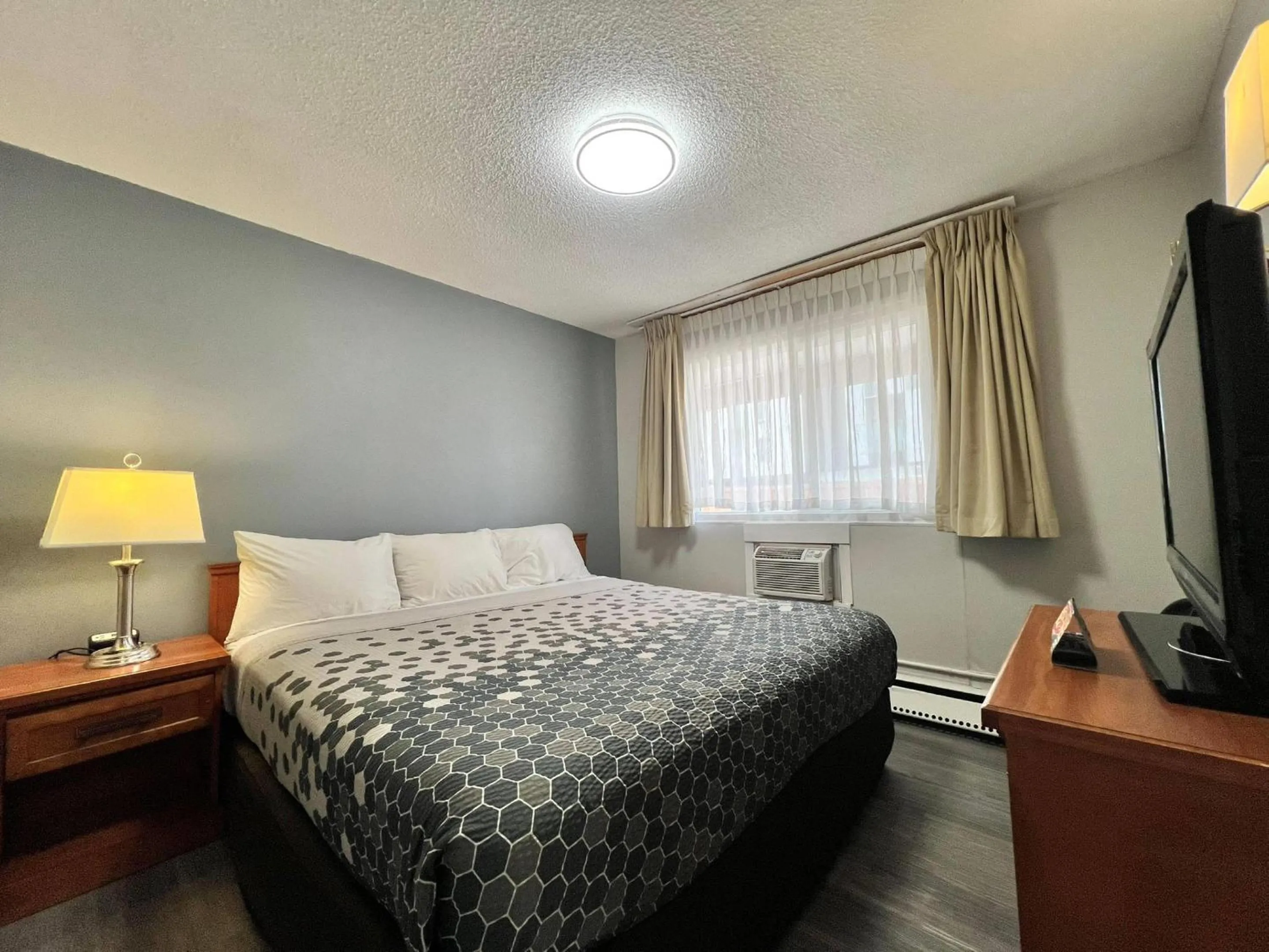 Bedroom, Bed in Econo Lodge Motel Village