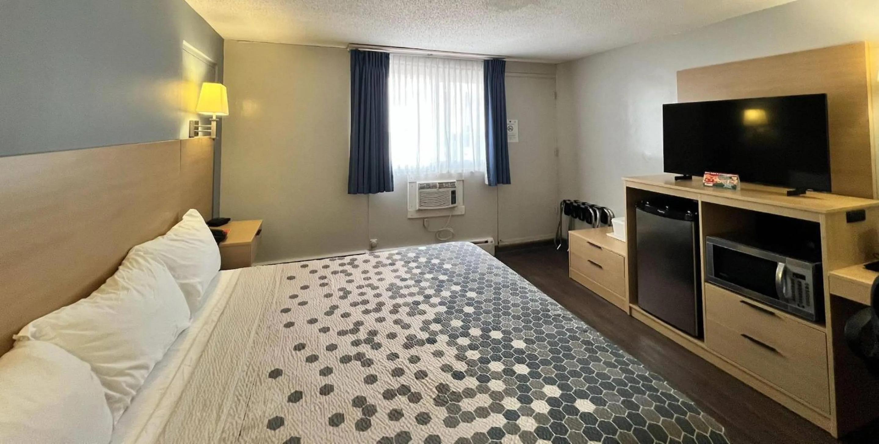 Bedroom, Bed in Econo Lodge Motel Village