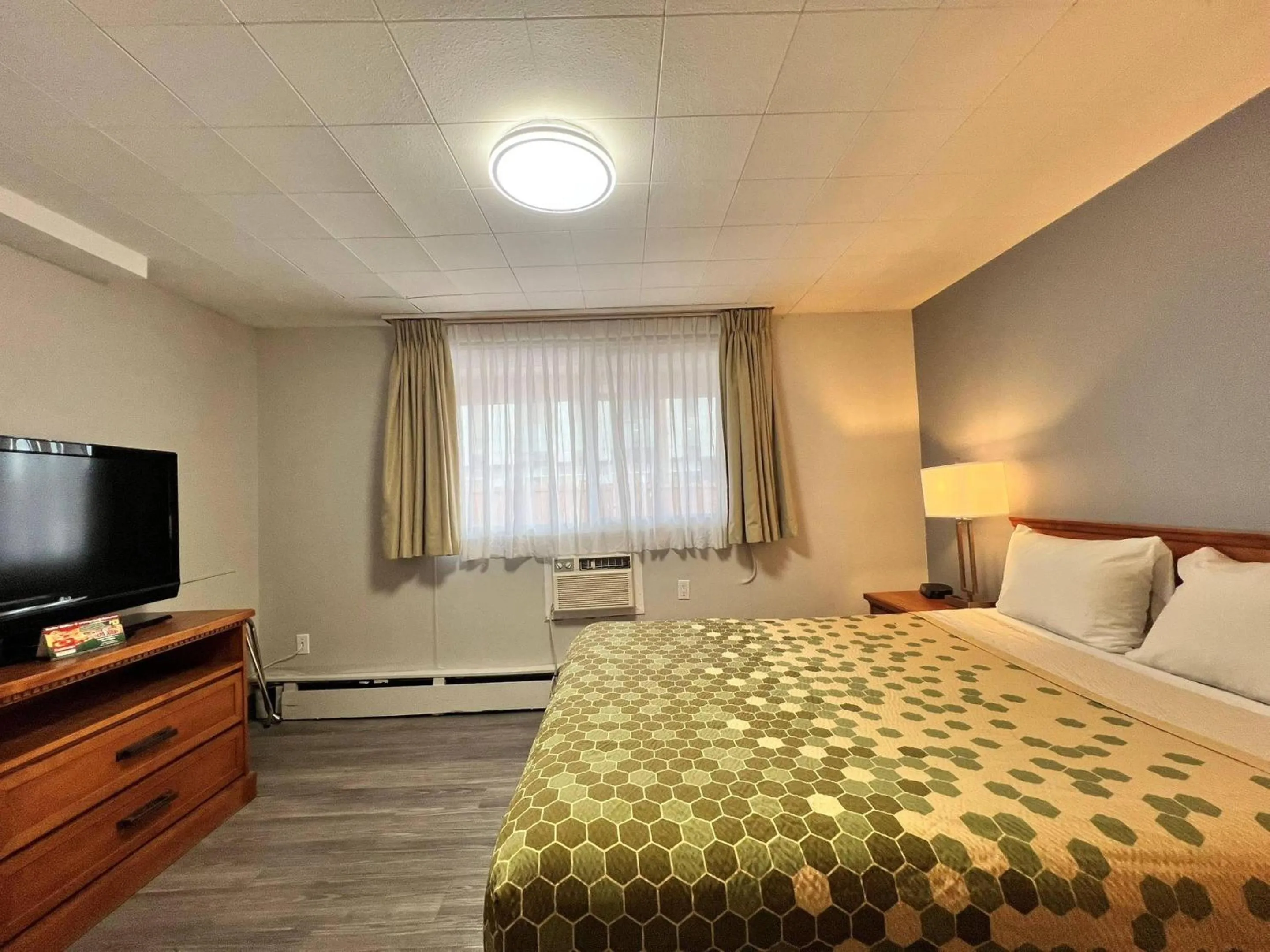 Bedroom, Bed in Econo Lodge Motel Village