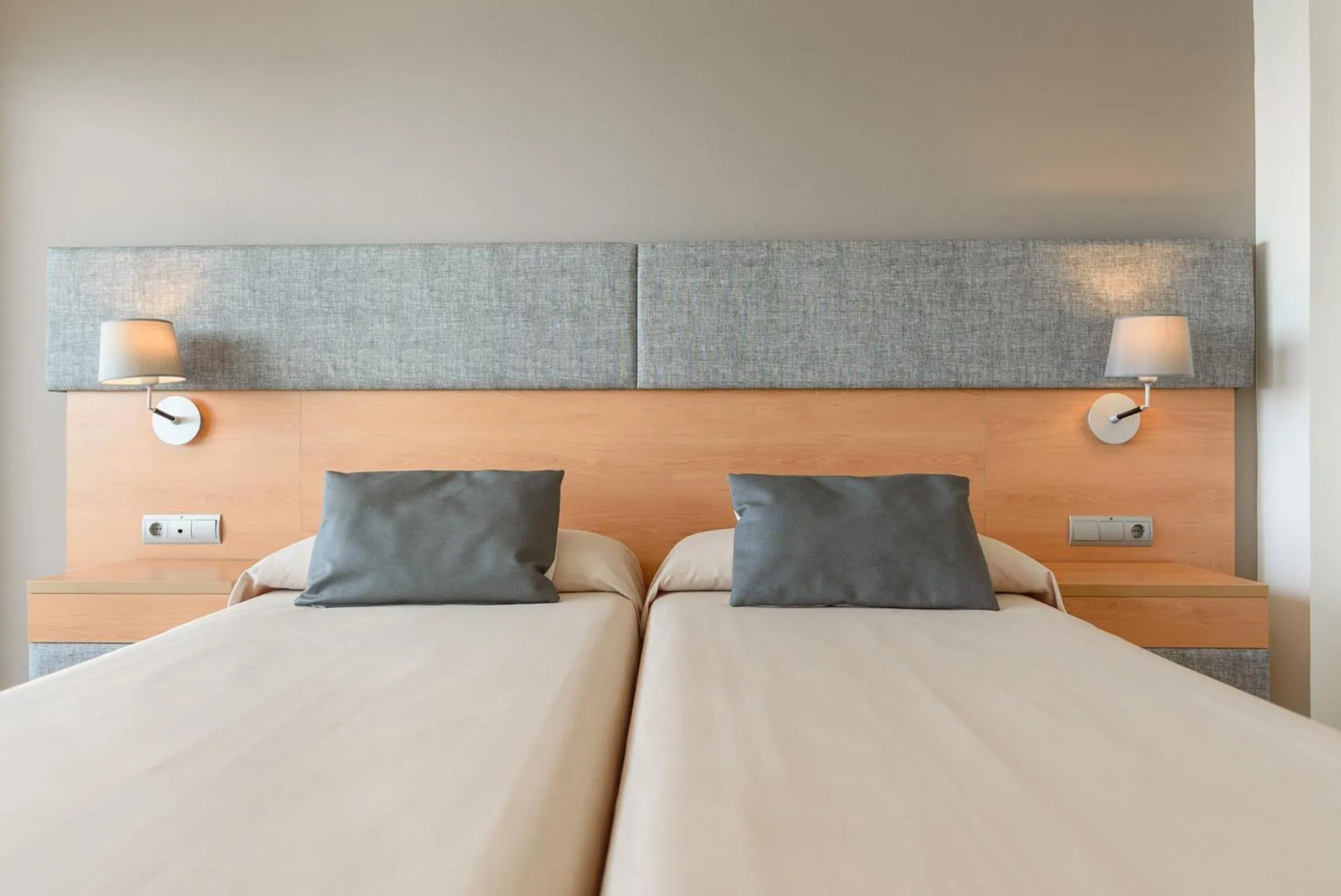 Bedroom, Bed in FERGUS Cap Roig