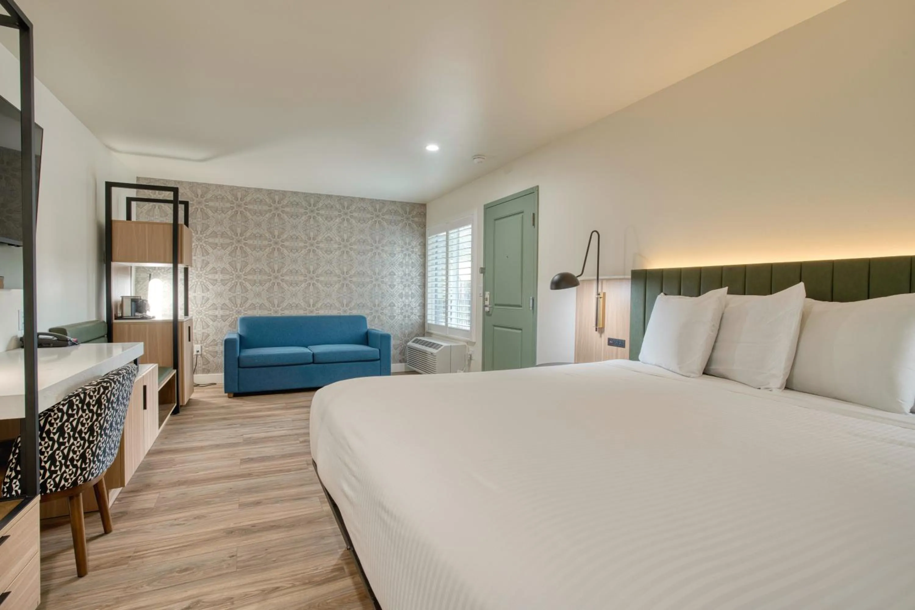 Photo of the whole room, Bed in La Casa Inn