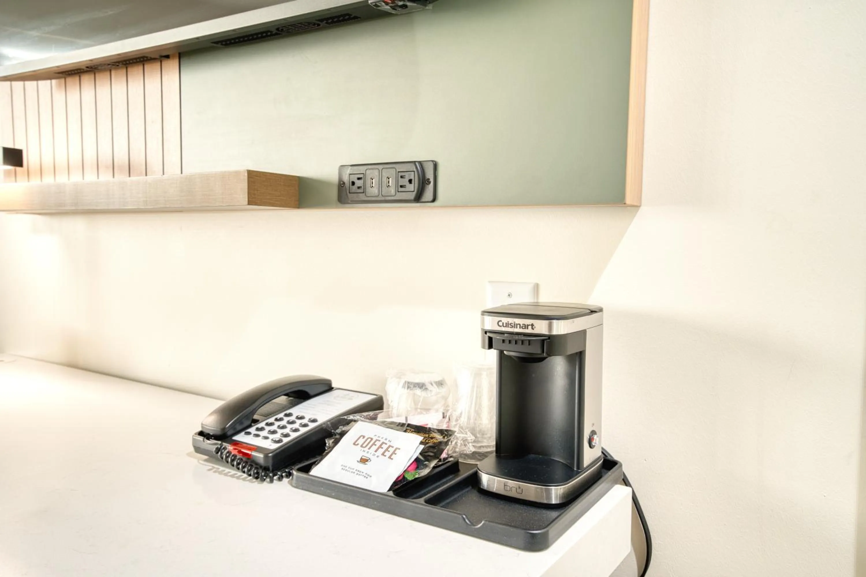 Coffee/tea facilities in La Casa Inn