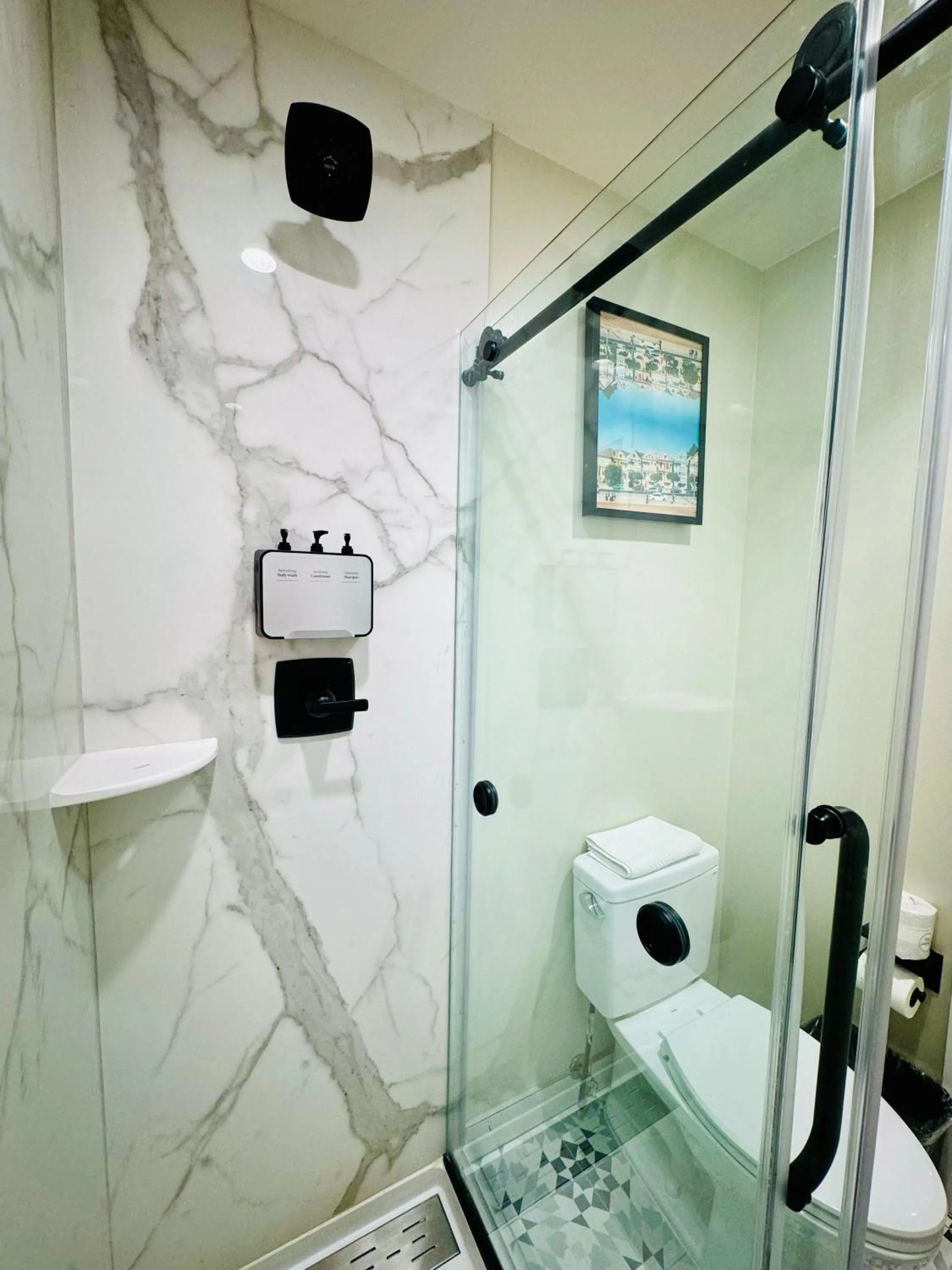 Toilet in La Casa Inn