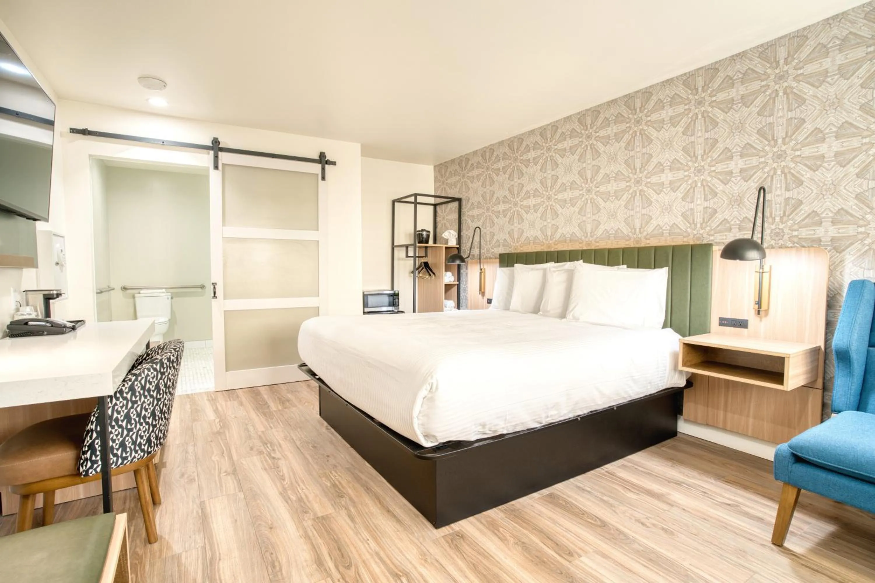 Photo of the whole room, Bed in La Casa Inn