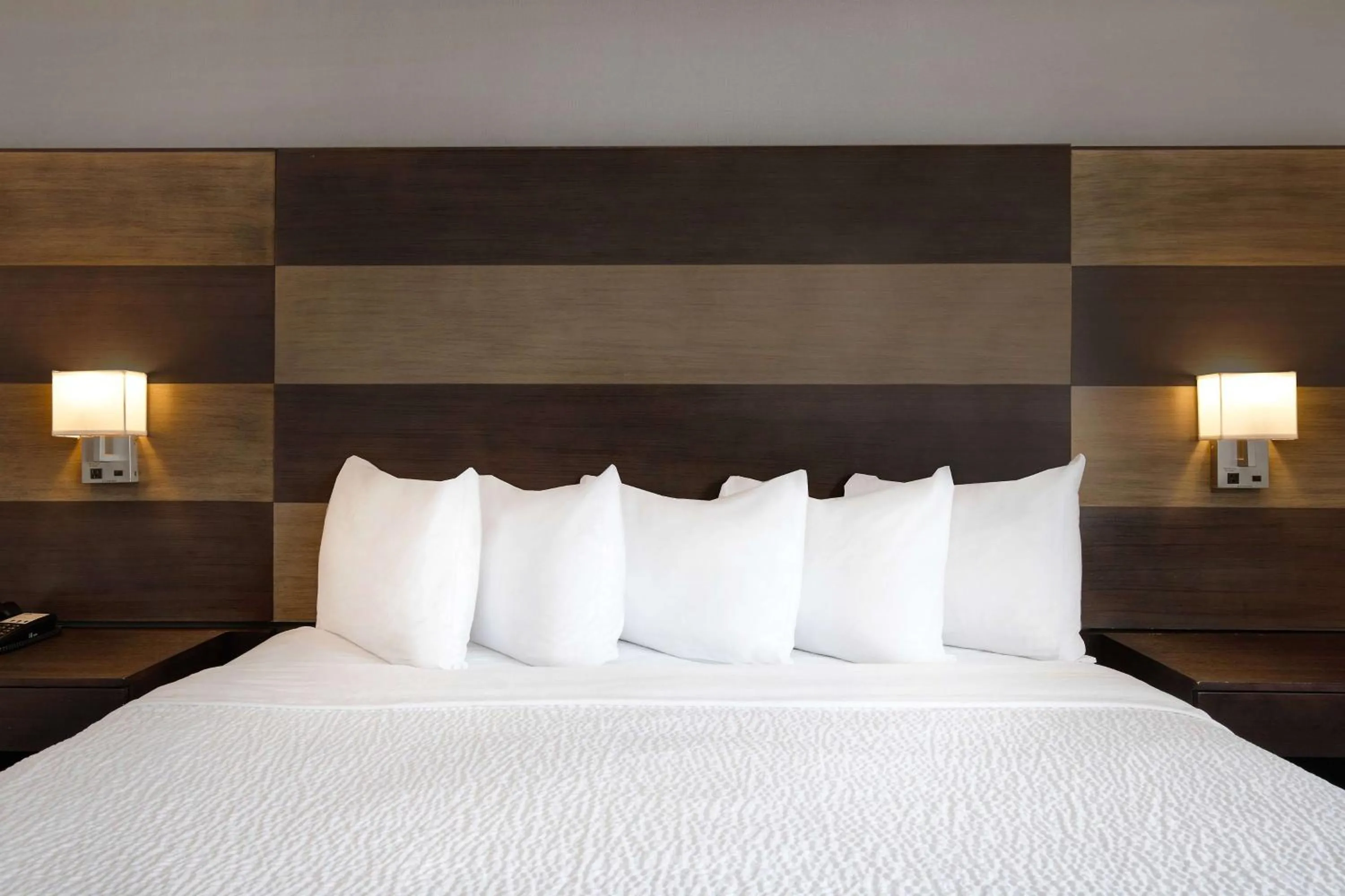 Photo of the whole room, Bed in Days Inn by Wyndham Calgary South