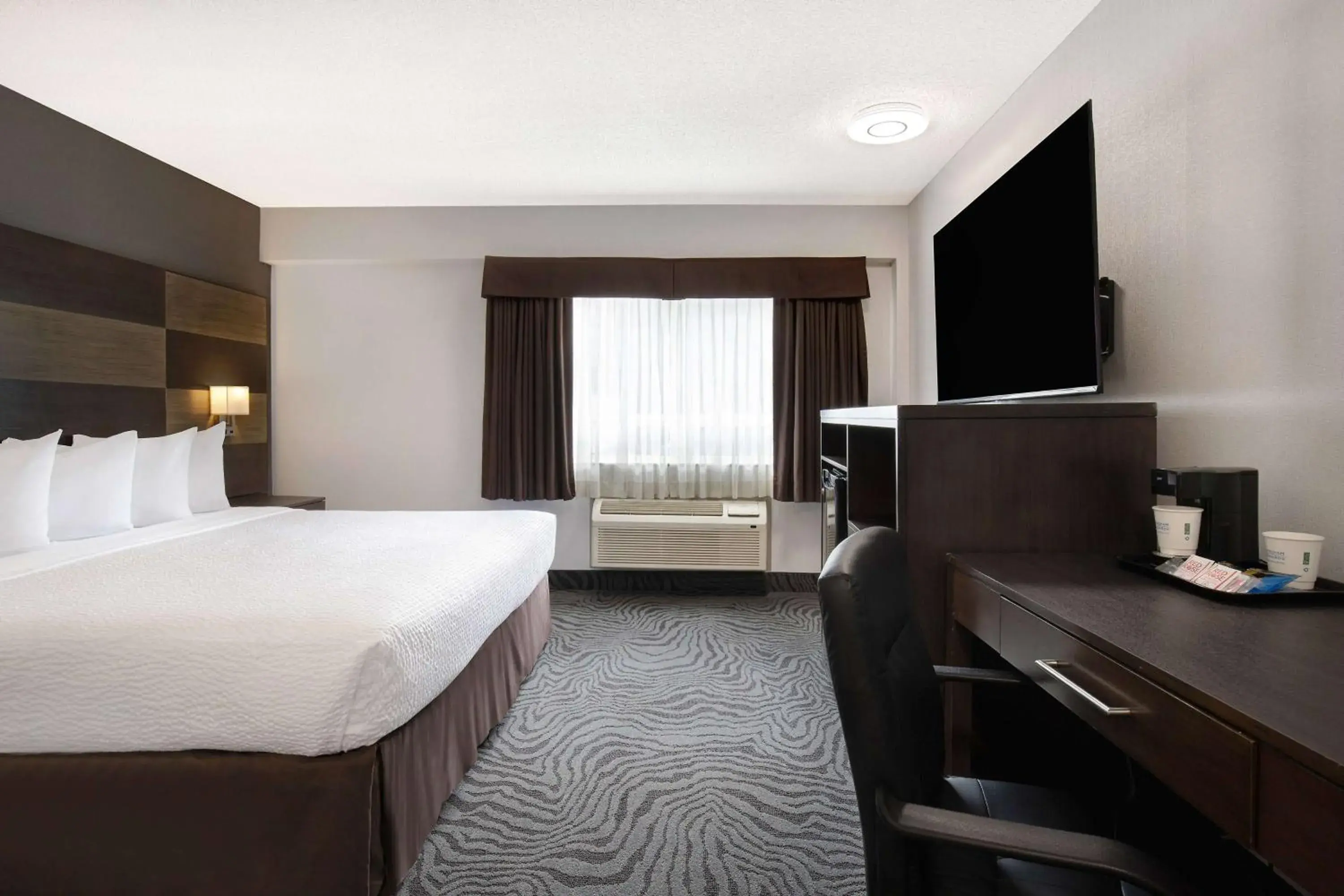 King Room - Non-Smoking in Days Inn by Wyndham Calgary South King Room - Non-Smoking in Days Inn by Wyndham Calgary South