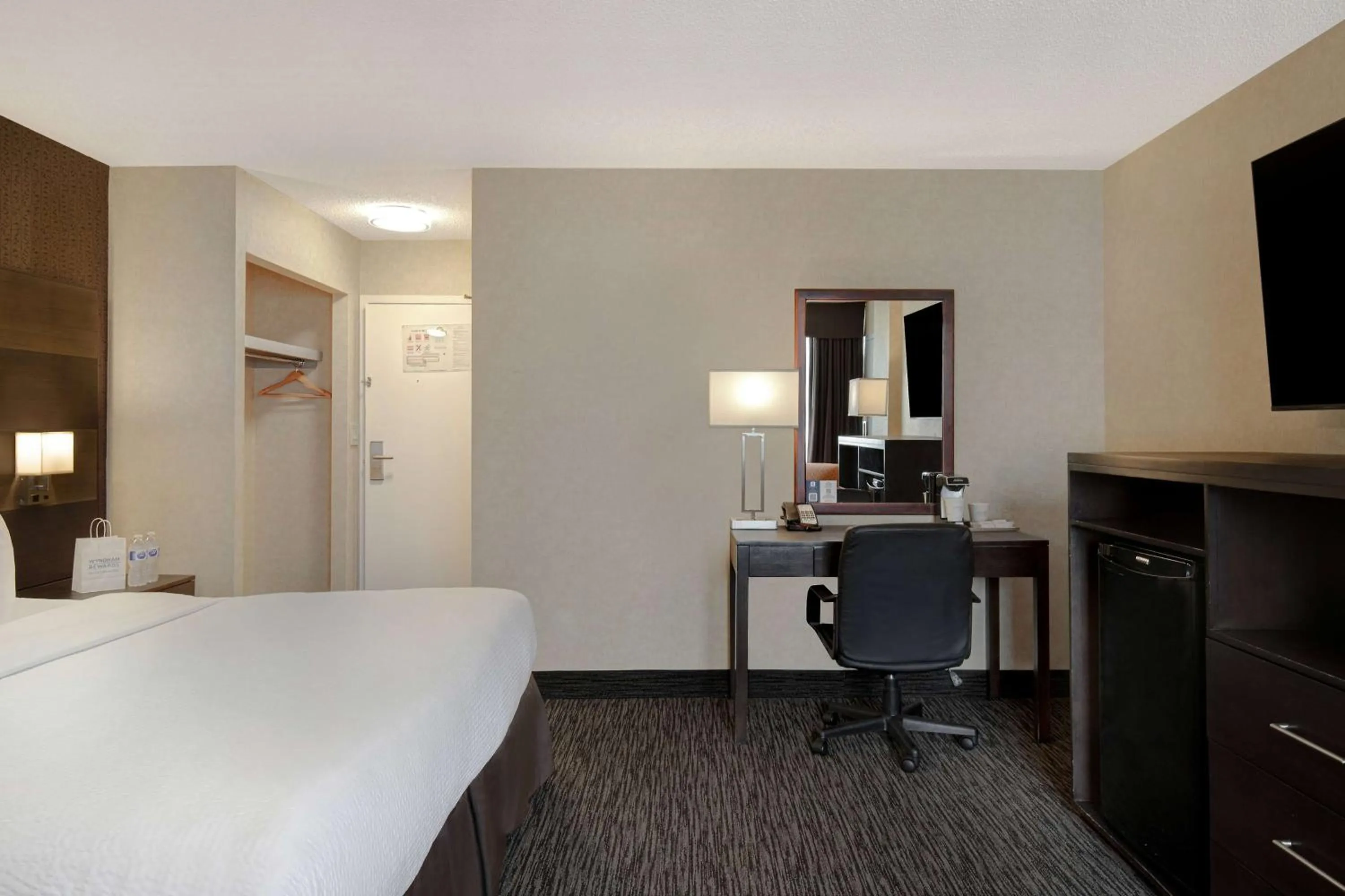 Photo of the whole room, Bed in Days Inn by Wyndham Calgary South