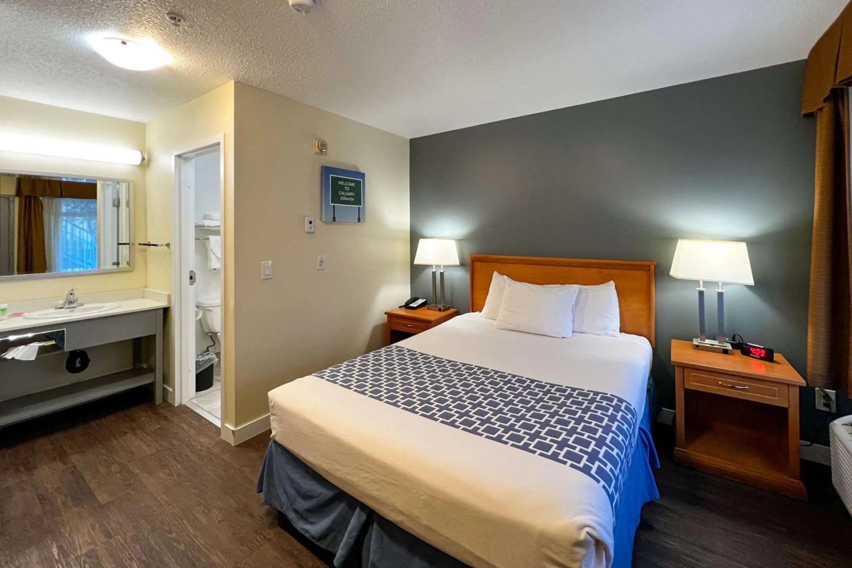 Bedroom, Bed in Econo Lodge Inn & Suites University