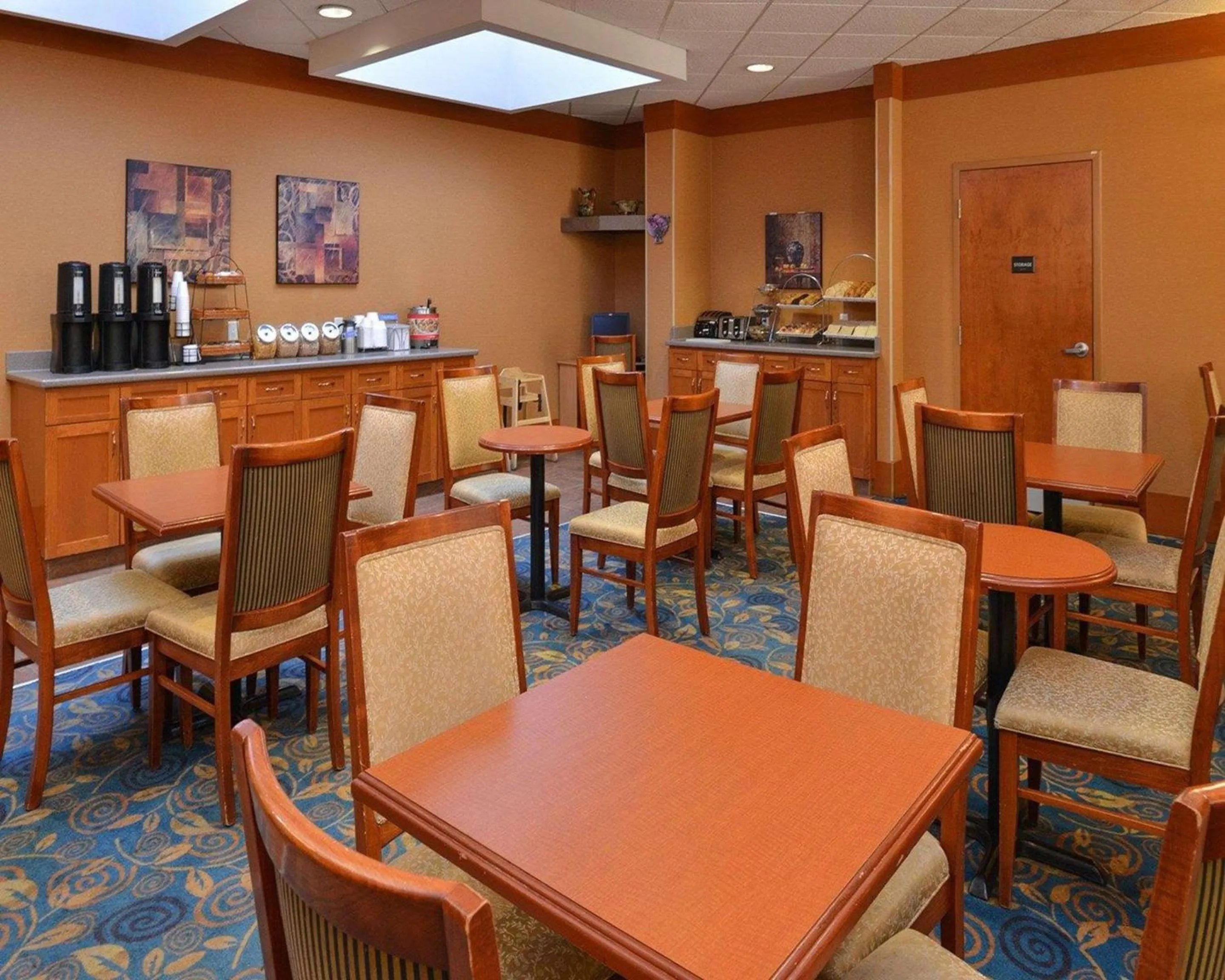 Breakfast in Econo Lodge Inn & Suites University