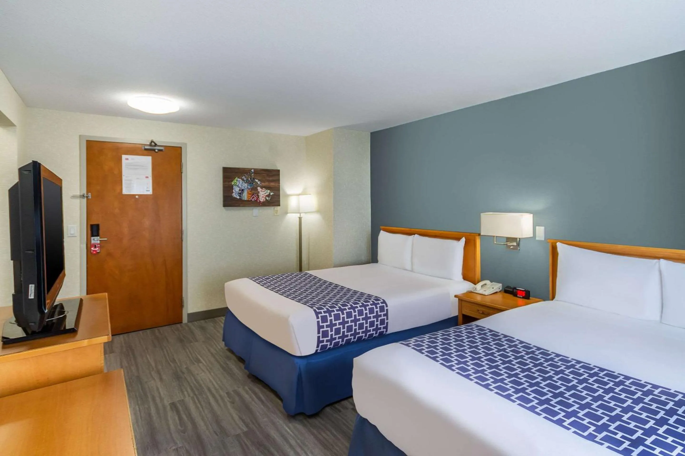 Bedroom, Bed in Econo Lodge Inn & Suites University