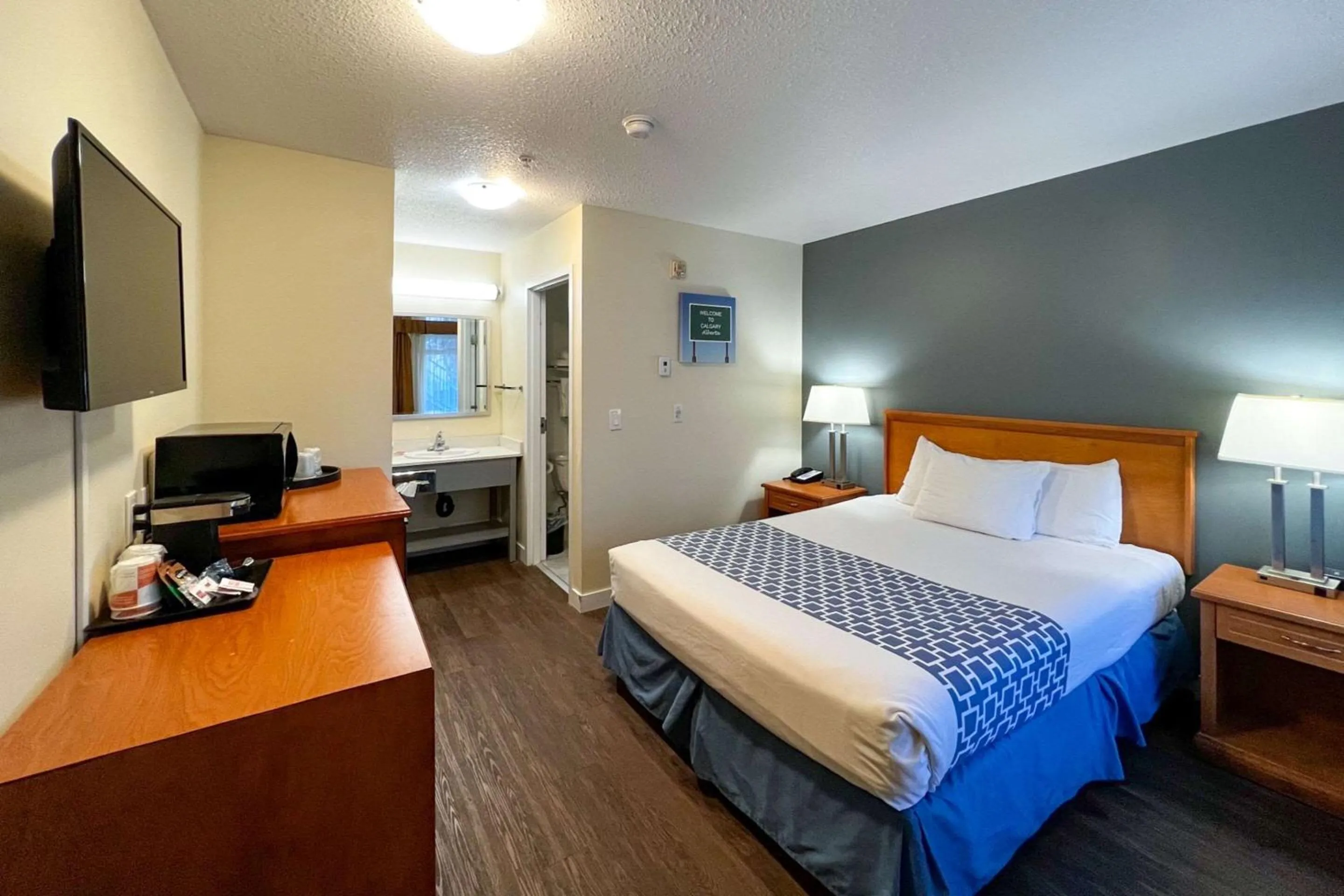 Bedroom, Bed in Econo Lodge Inn & Suites University