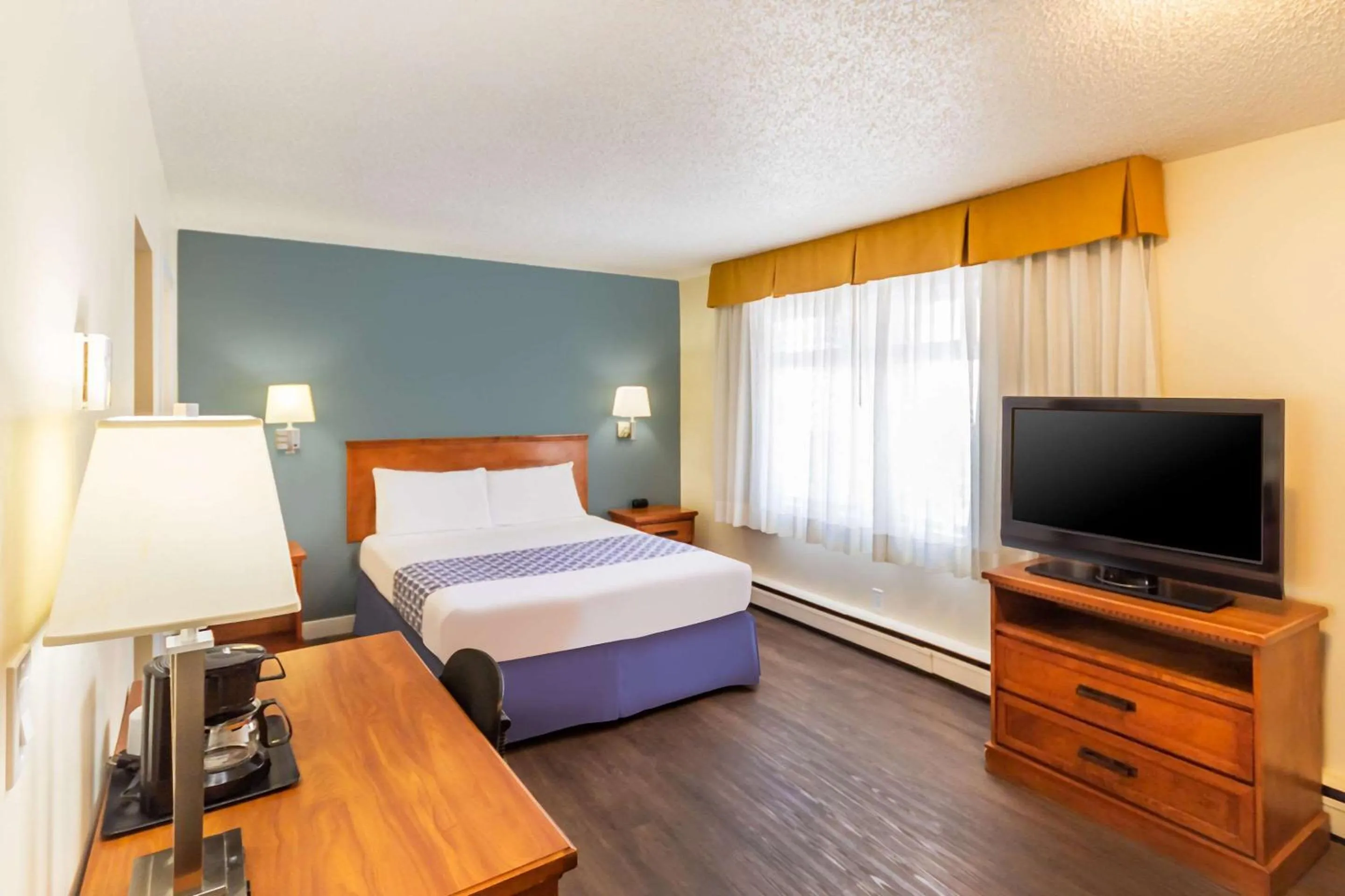 Bedroom, Bed in Econo Lodge Inn & Suites University