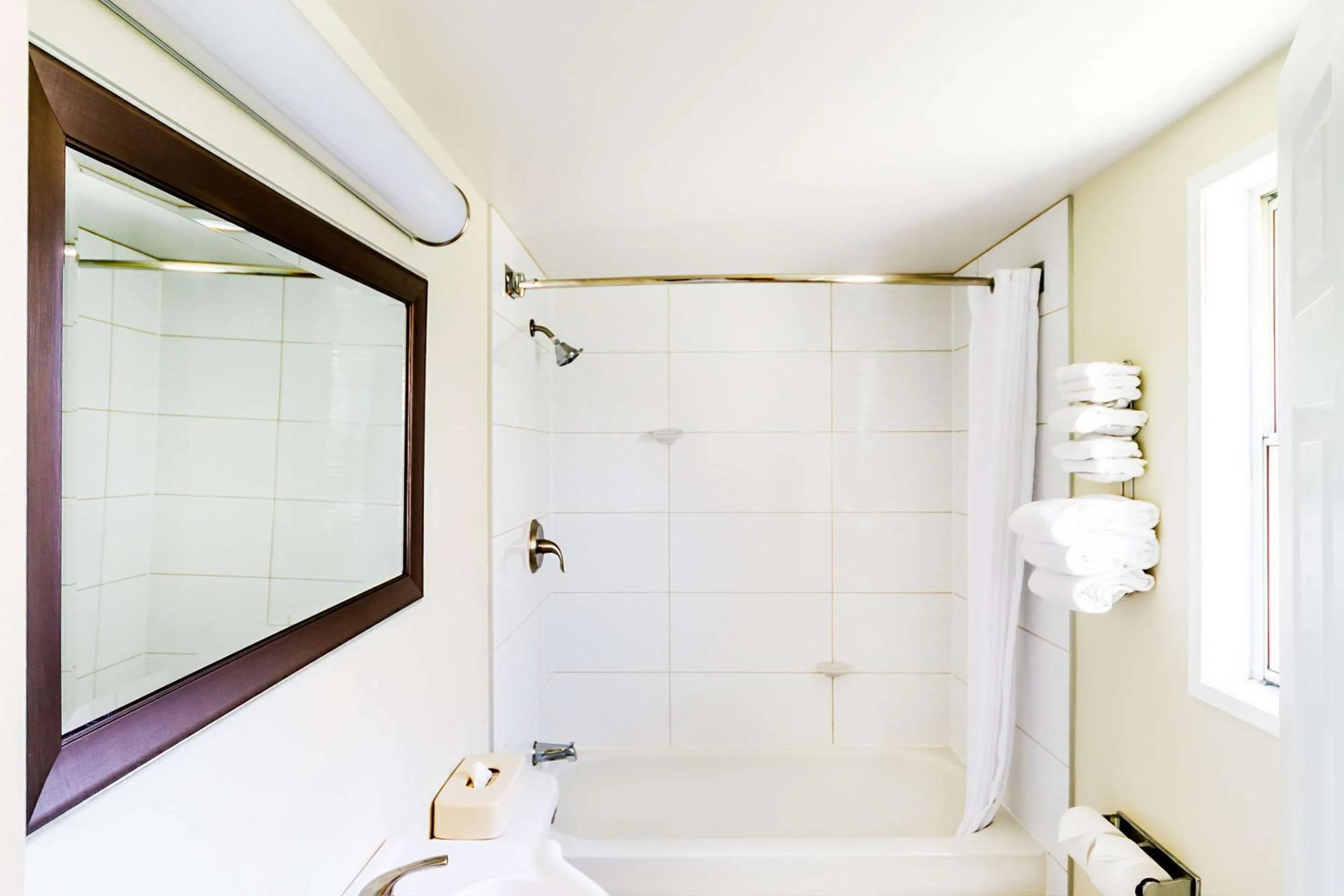 Bedroom in Econo Lodge Inn & Suites University