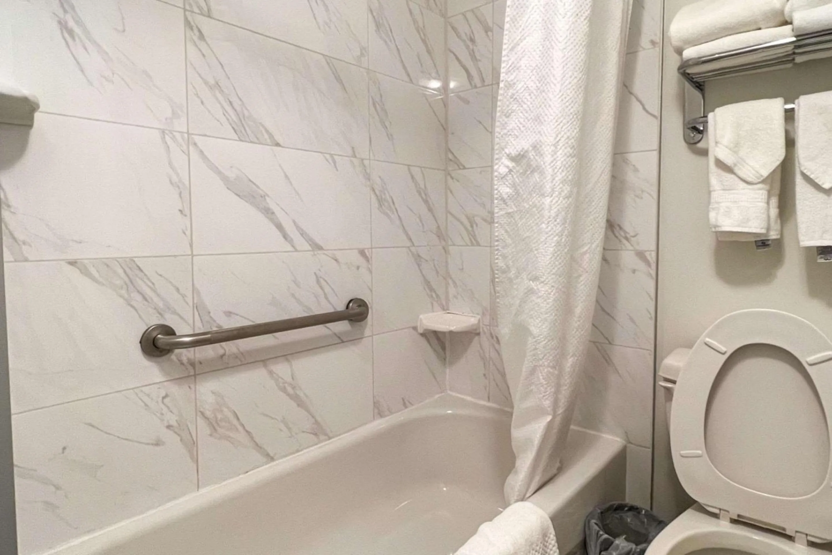 Bedroom in Econo Lodge Inn & Suites University