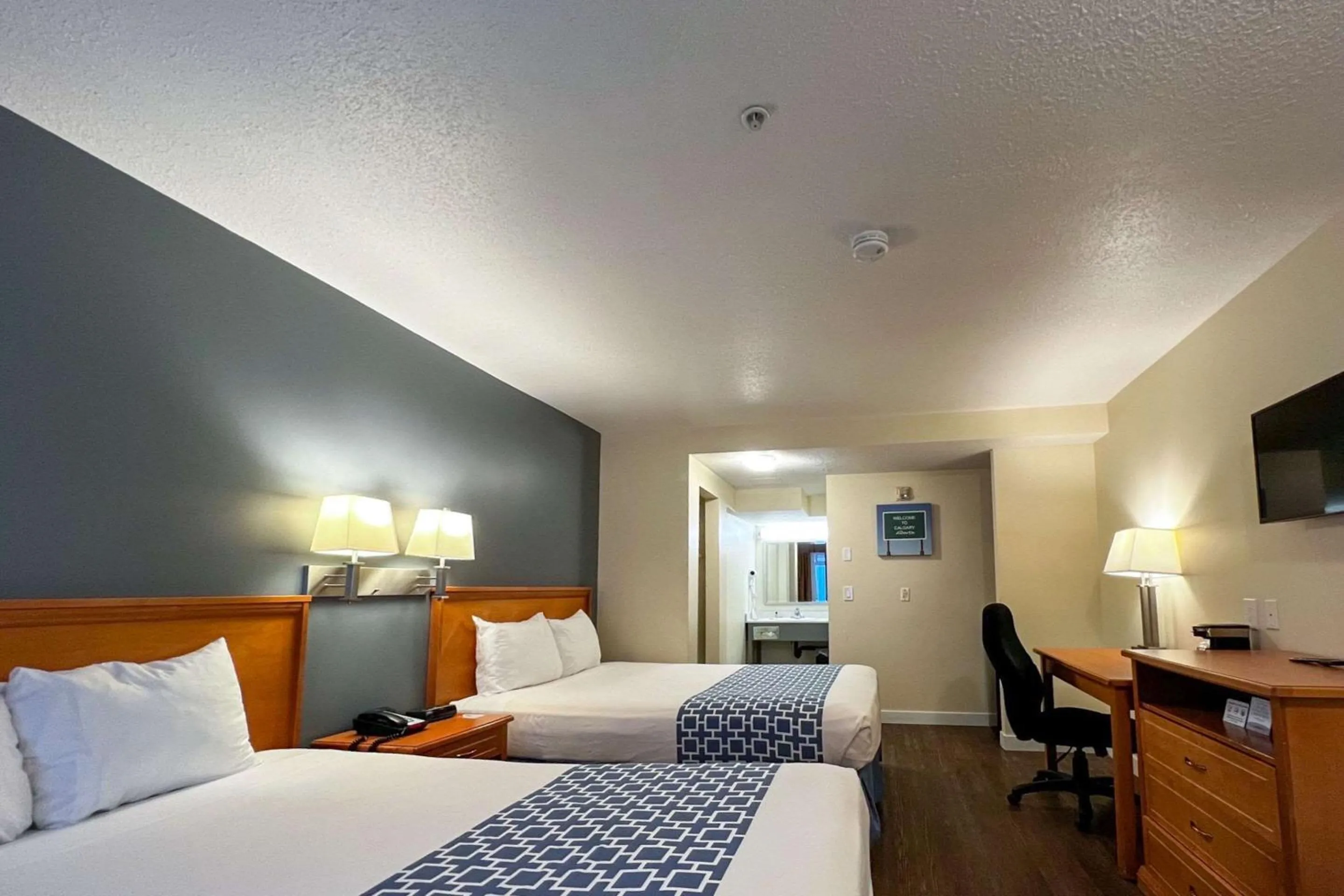Bedroom, Bed in Econo Lodge Inn & Suites University