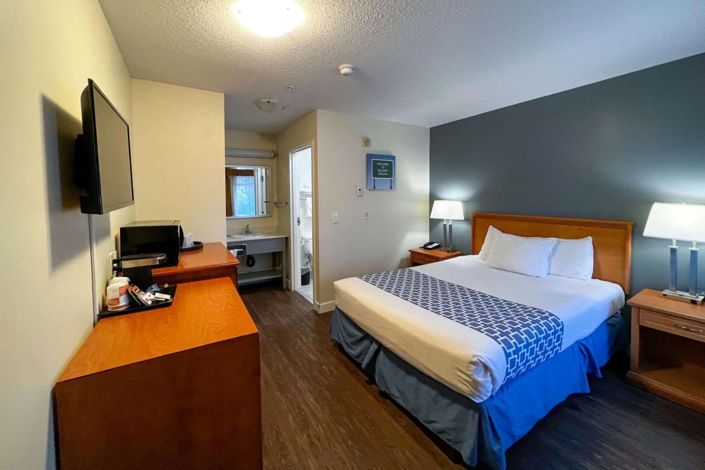 Bedroom, Bed in Econo Lodge Inn & Suites University