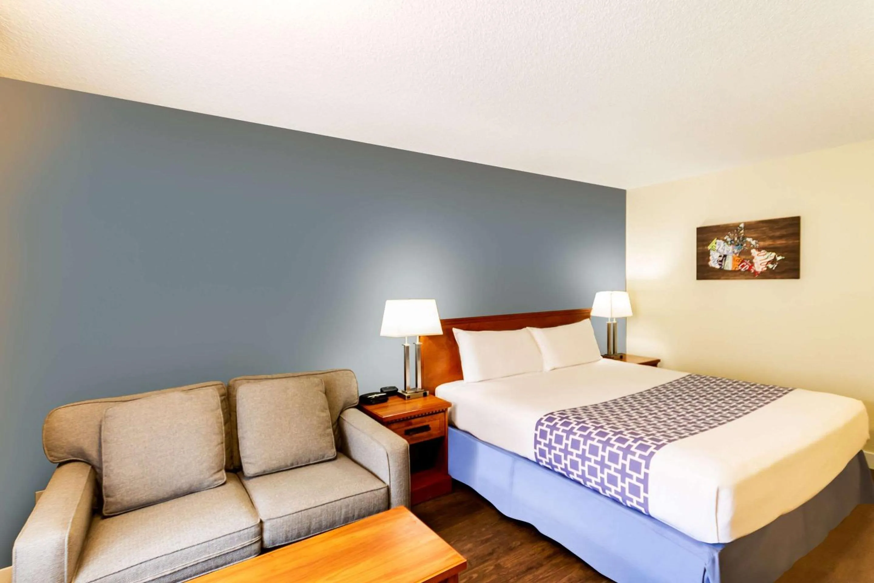Bedroom, Bed in Econo Lodge Inn & Suites University