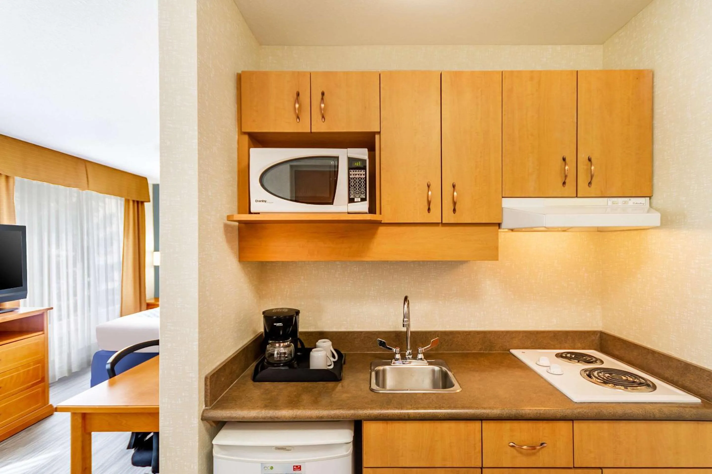 Bedroom in Econo Lodge Inn & Suites University