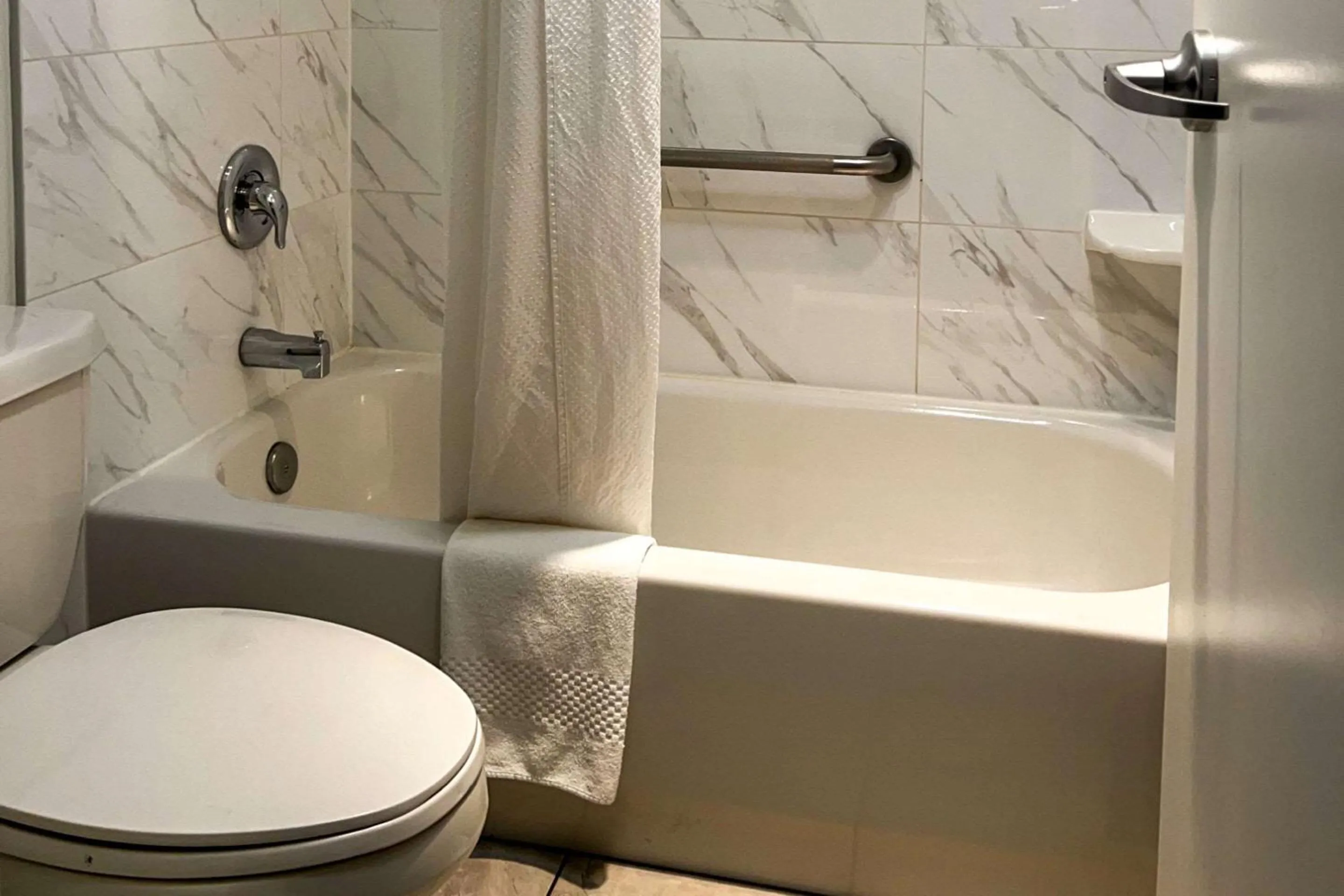 Bedroom in Econo Lodge Inn & Suites University