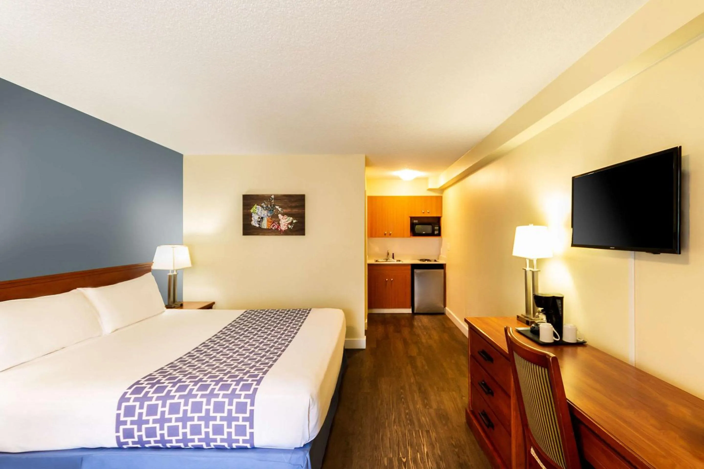 Bedroom, Bed in Econo Lodge Inn & Suites University