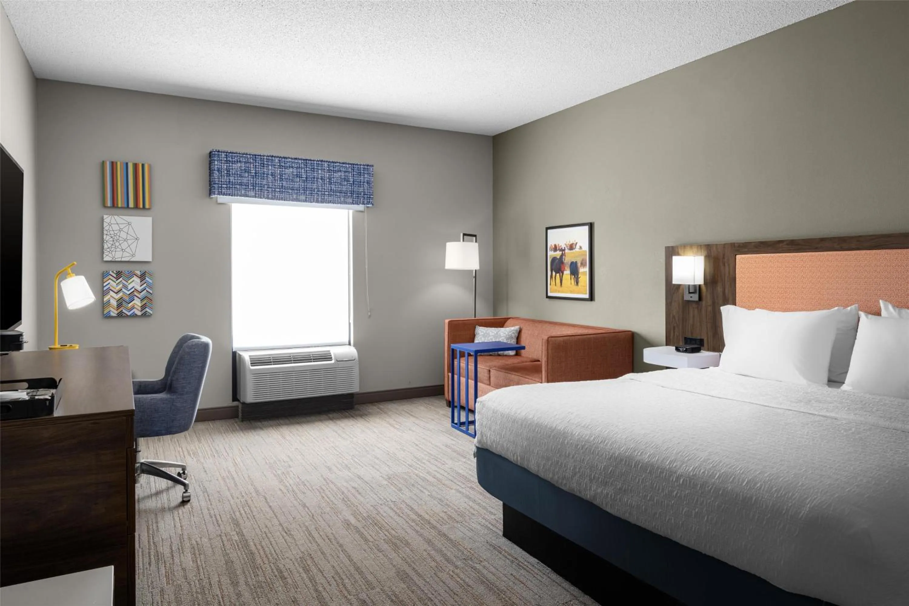Living room, Bed in Hampton Inn Williamsburg