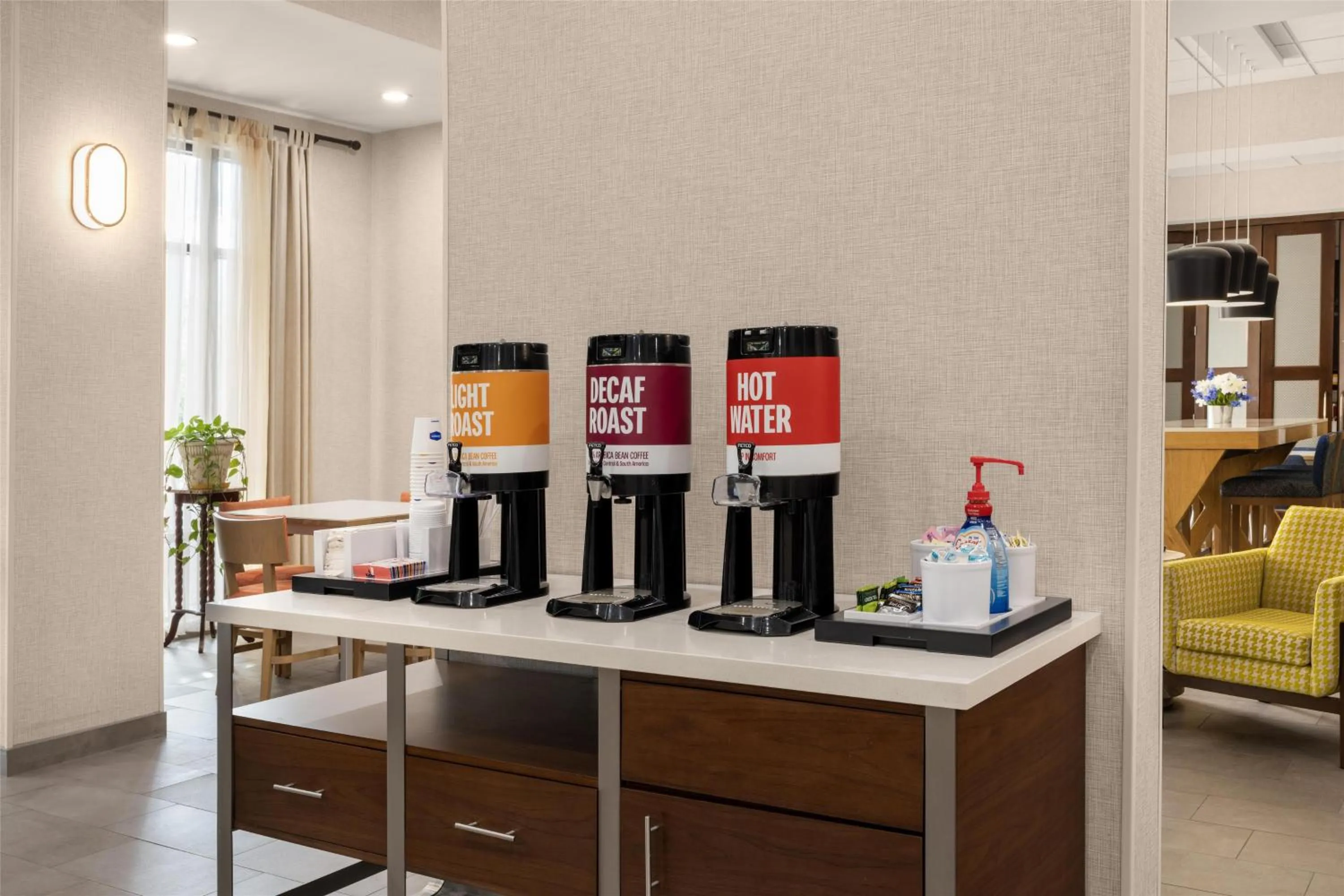 Dining area in Hampton Inn Williamsburg
