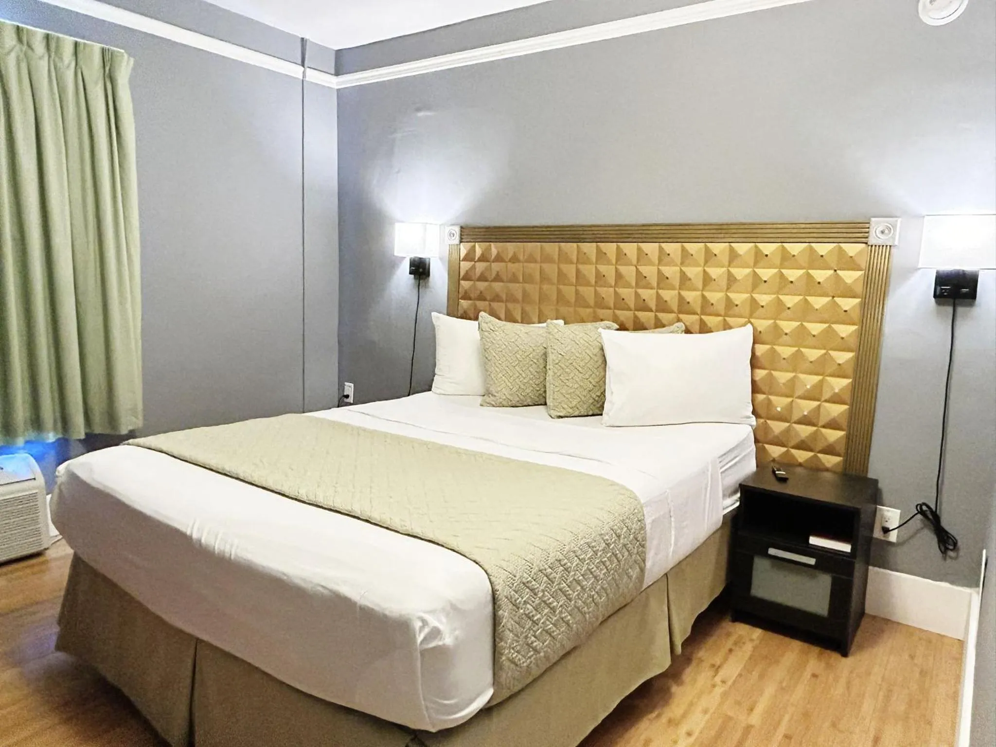 Bed in Ponce De Leon Hotel