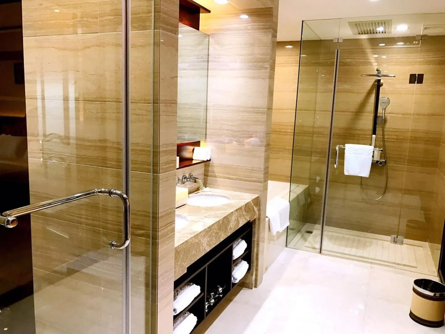 Bathroom in Don Chan Palace Hotel & Convention