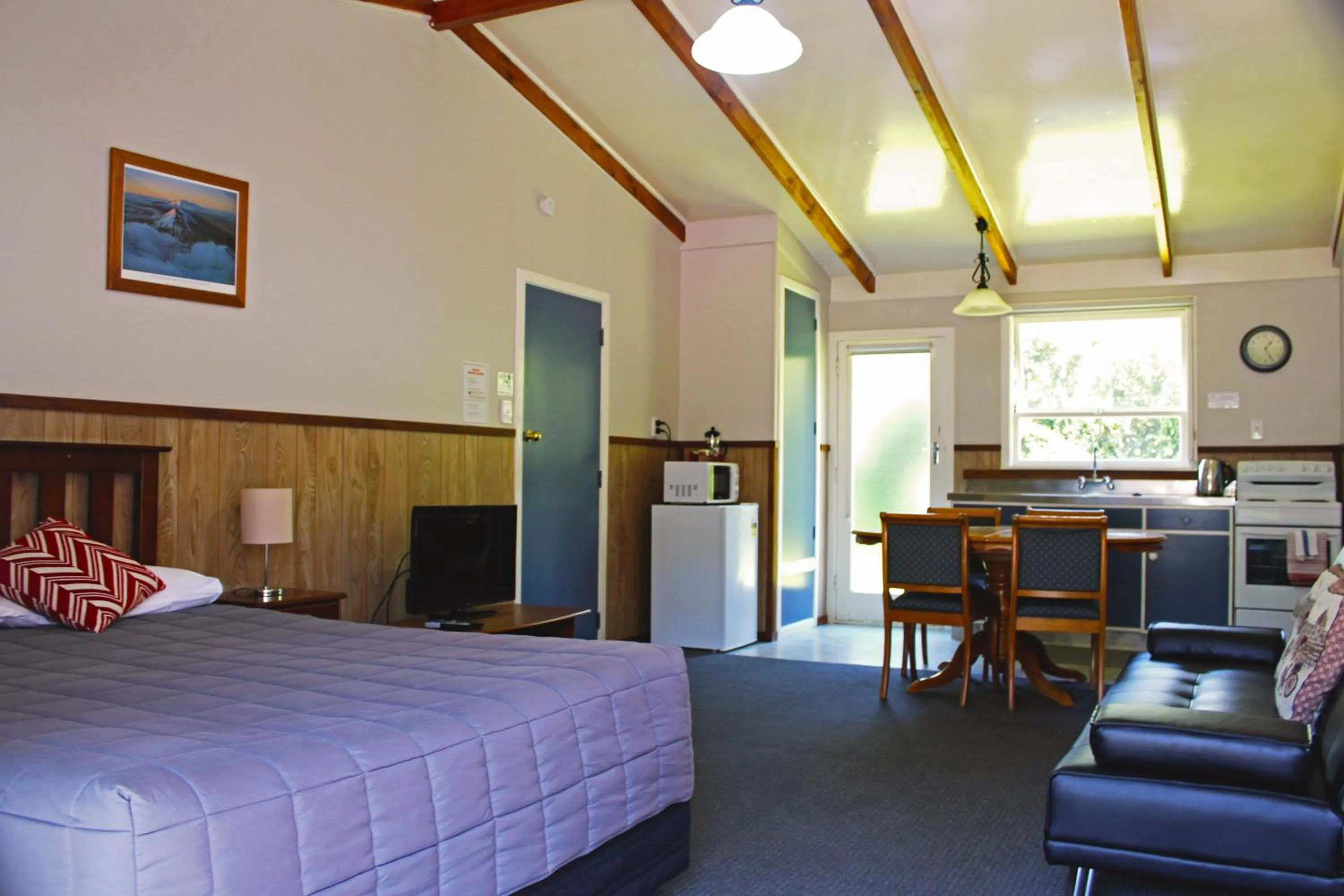 Photo of the whole room, Bed in Fairy Springs Motel