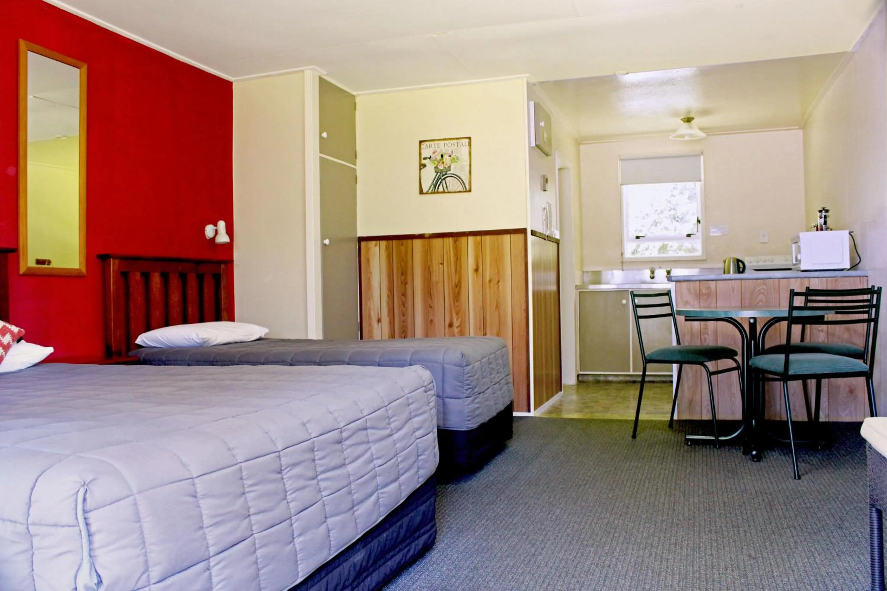 Photo of the whole room, Bed in Fairy Springs Motel