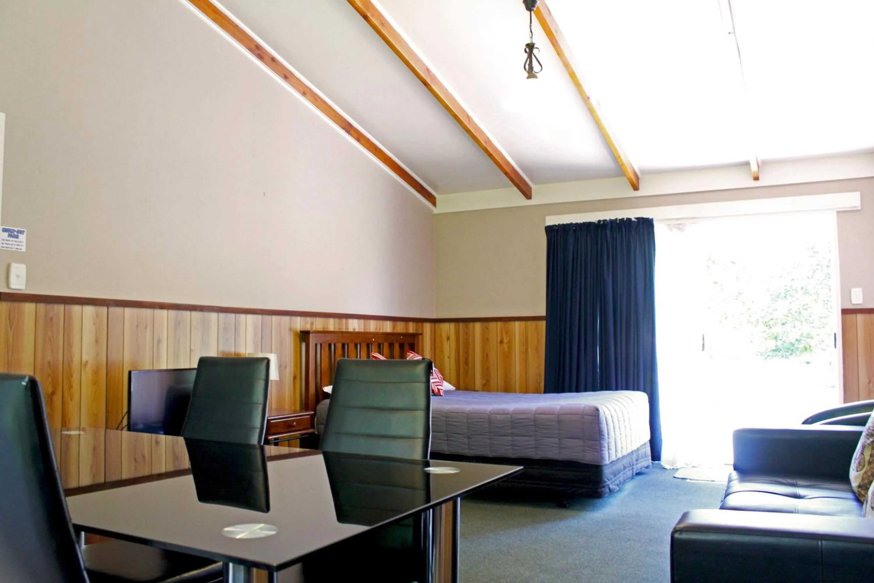 Photo of the whole room, Bed in Fairy Springs Motel